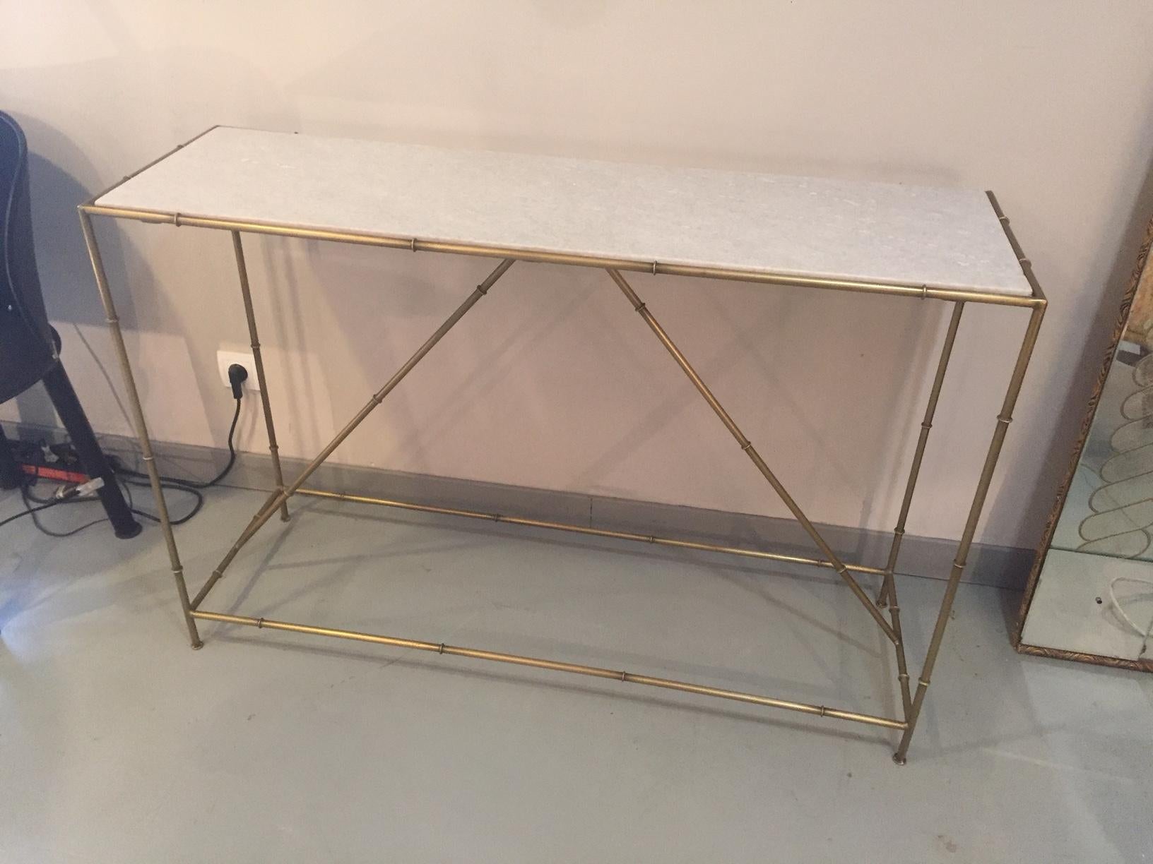Contemporary Golden Metal and White Marble Console Table In Excellent Condition In LEGNY, FR