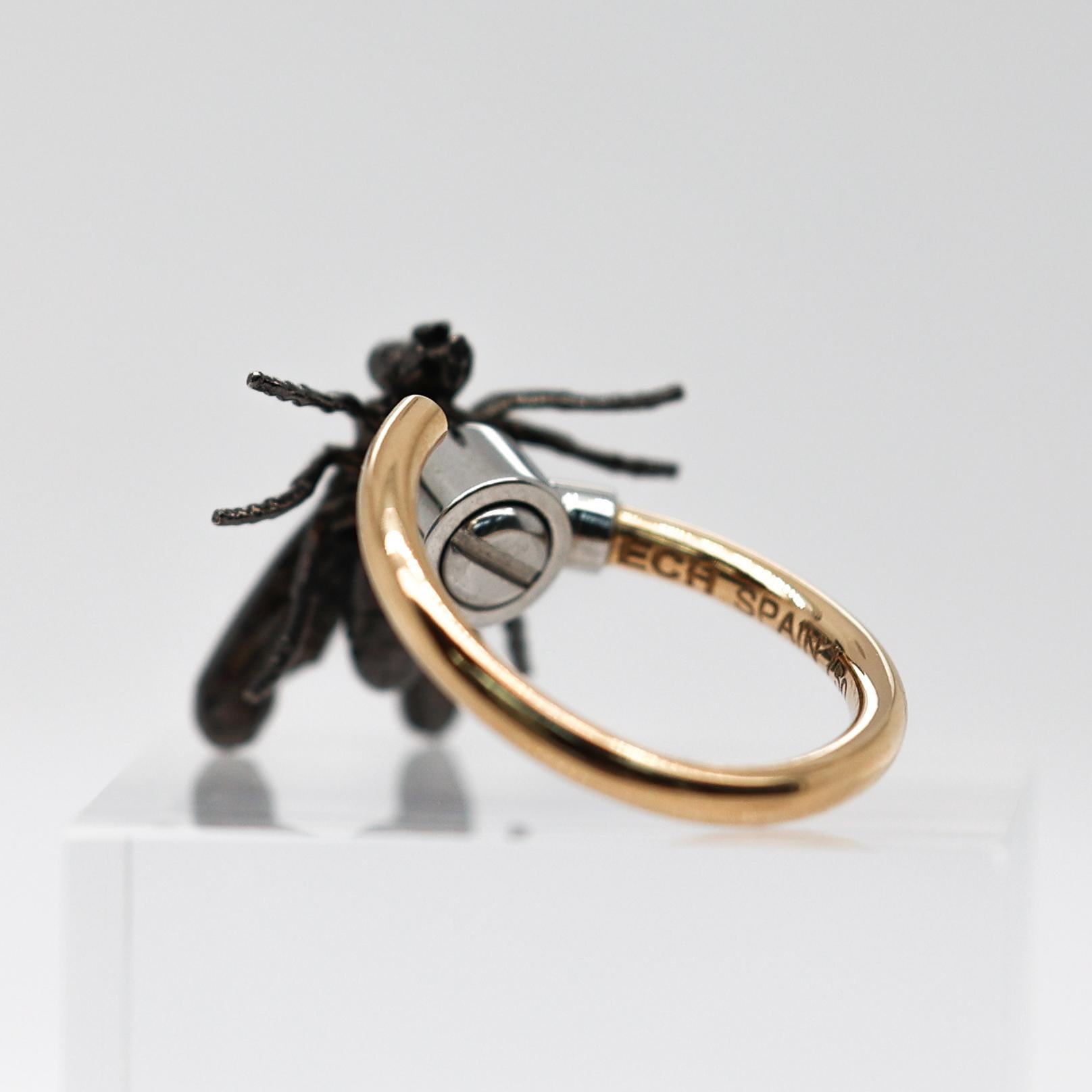 Contemporary Golden Ring with Insect, 18K Yellow and Black Gold For Sale 2