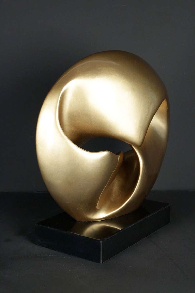 Escultura dorada contemporánea en Bueno Estado en Saint-Ouen, FR
