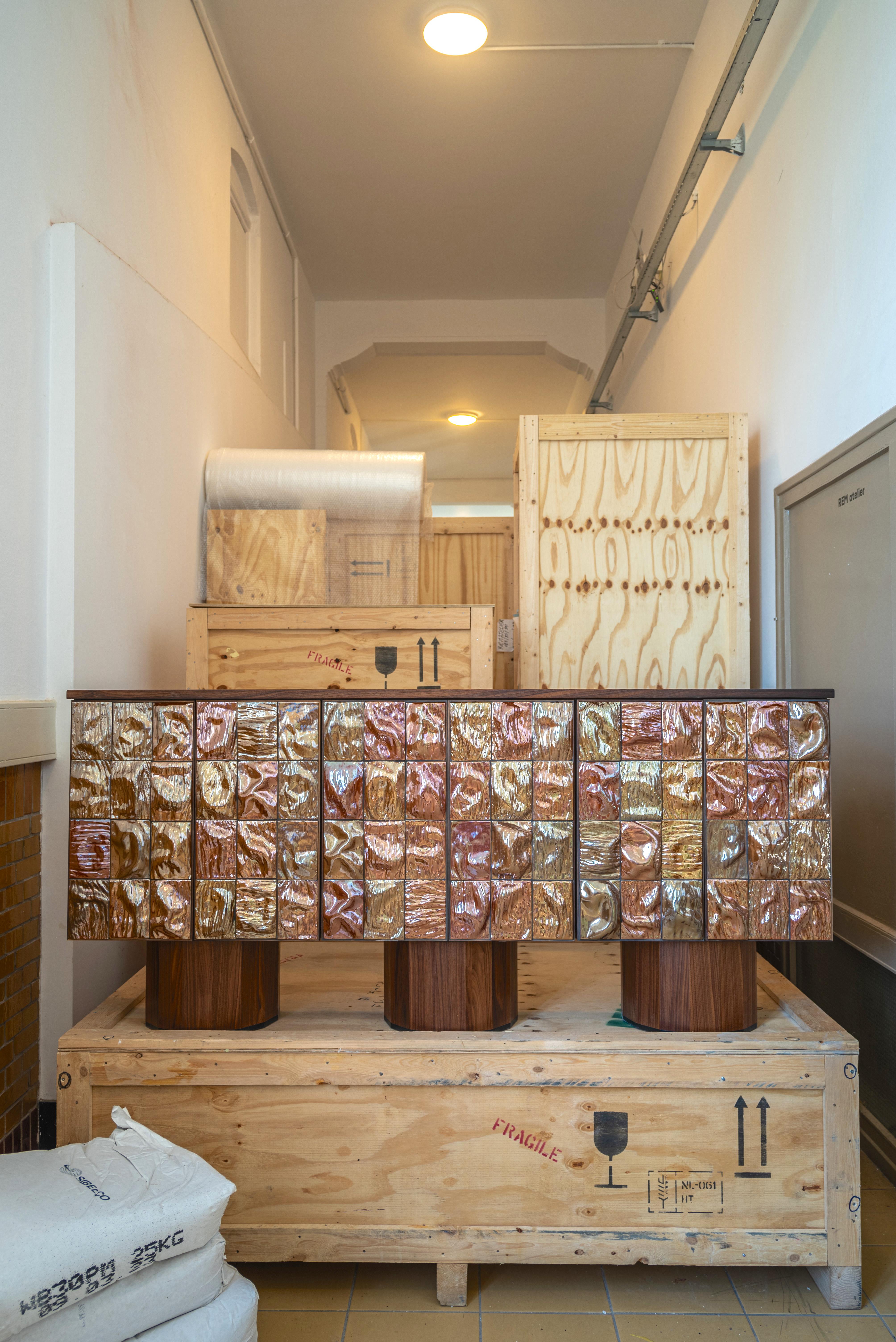Organique Buffet contemporain à carreaux d'or par Rem Atelier, Pays-Bas en vente