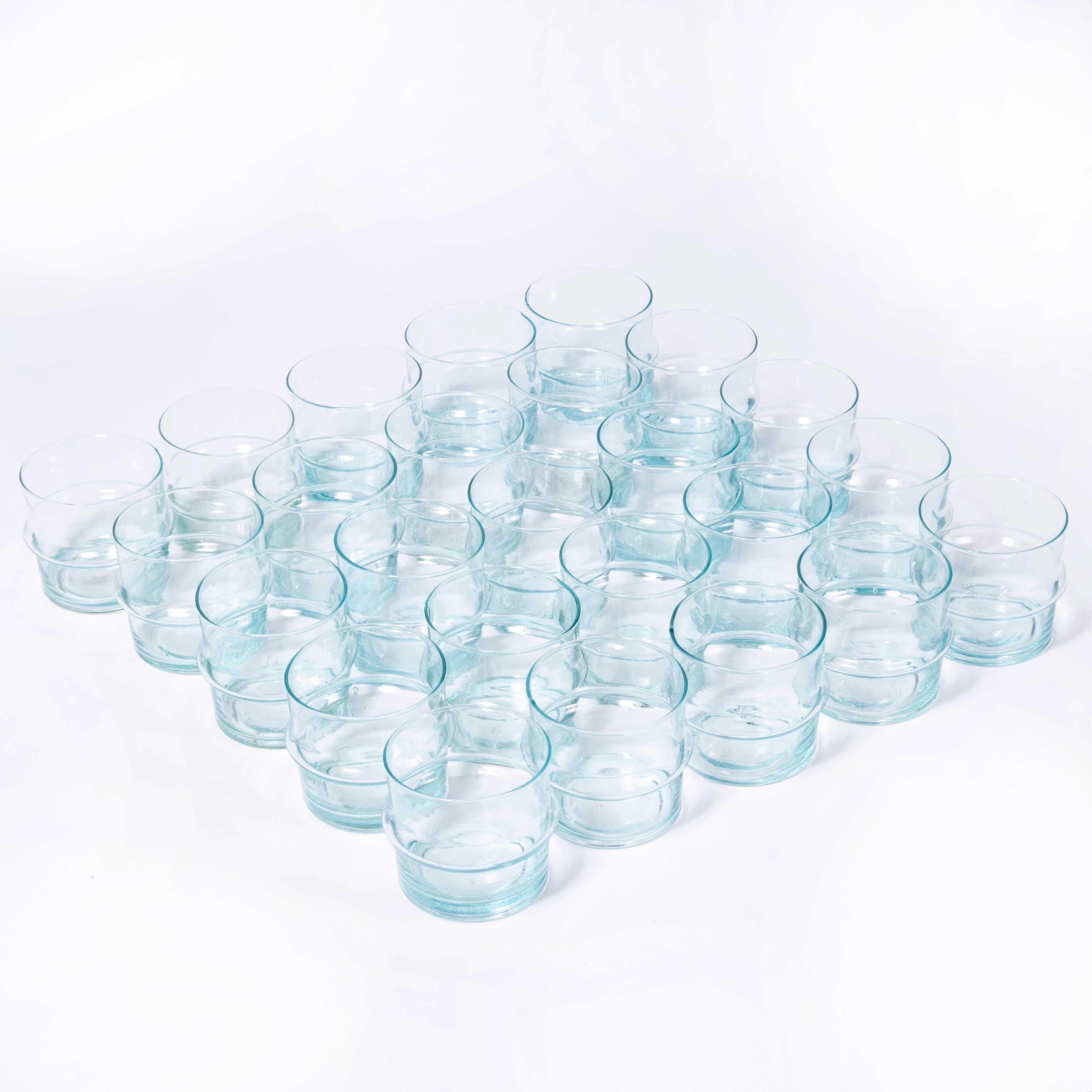 Vaso di gemme in vetro contemporaneo di buone dimensioni - soffiato a bocca.

Realizzato in esclusiva per noi in Marocco da un piccolo laboratorio artigianale, il vetro è un vetro trasparente riciclato.

Rapporto del workshop:
Vetro soffiato a bocca