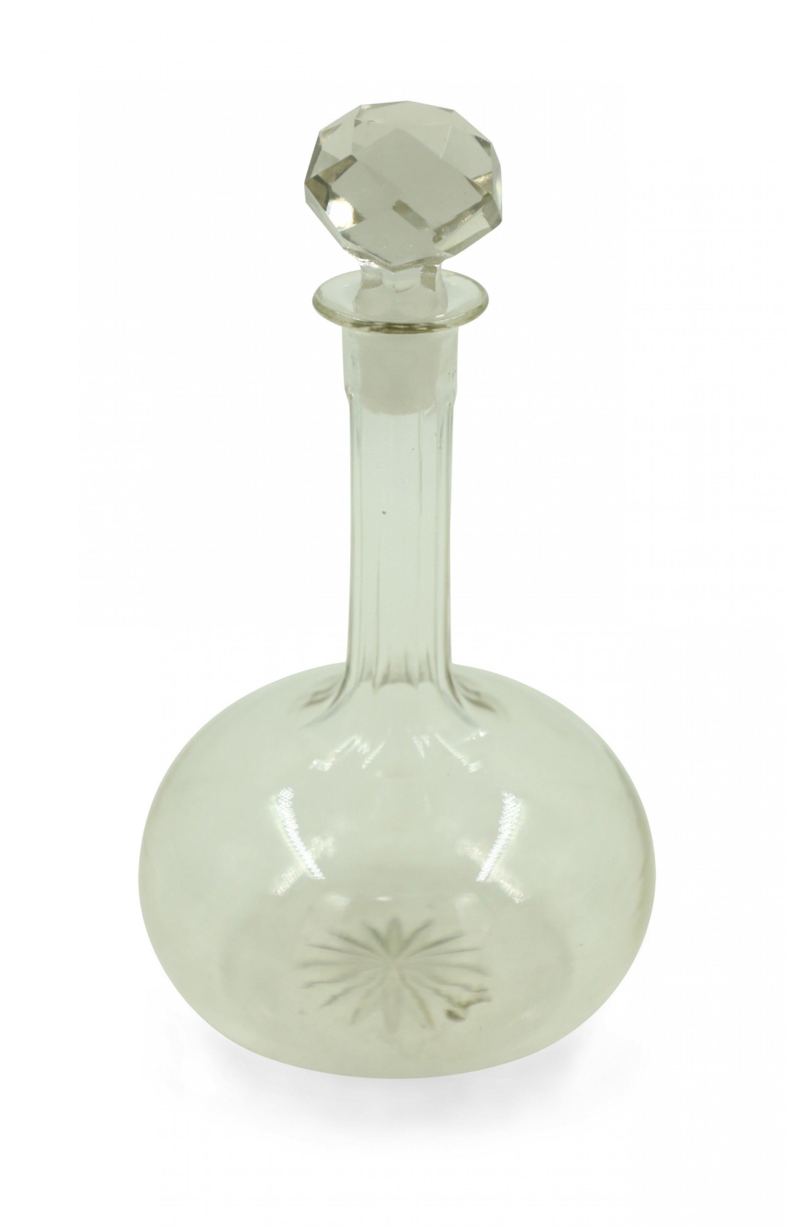 Decantador contemporáneo de vidrio con tapón facetado en forma de calabaza Moderno en venta