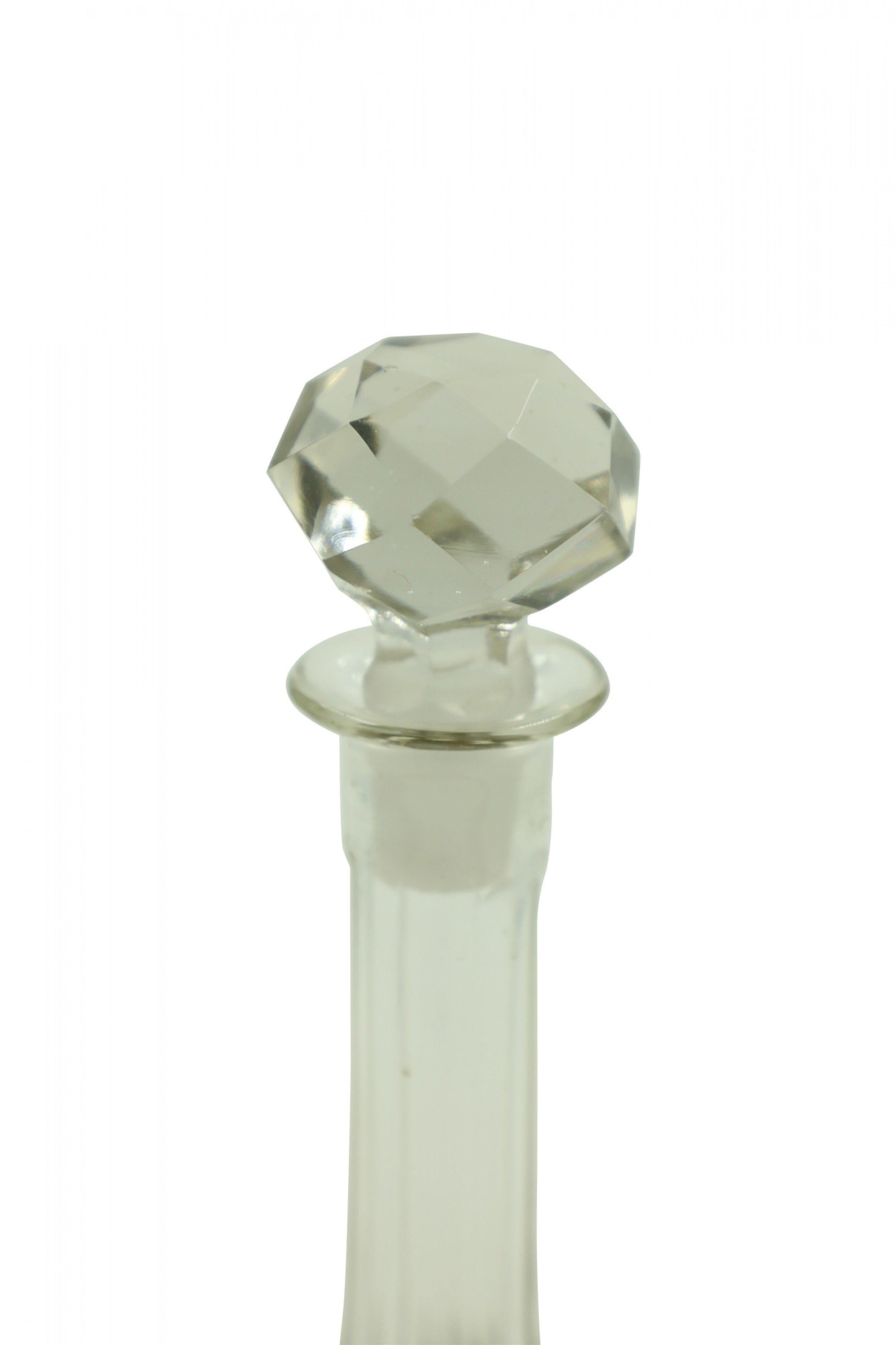 Decantador contemporáneo de vidrio con tapón facetado en forma de calabaza Estadounidense en venta