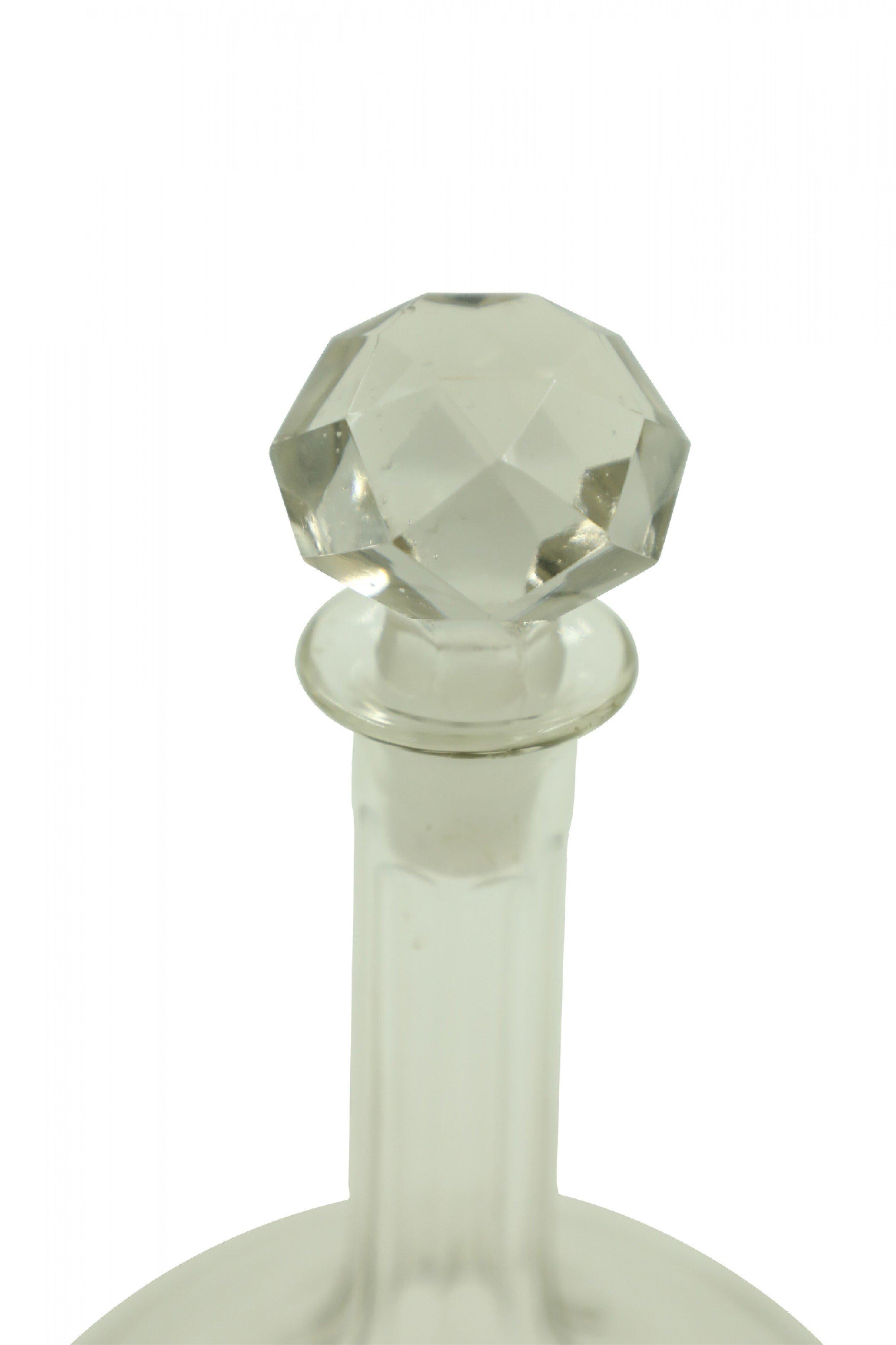 Decantador contemporáneo de vidrio con tapón facetado en forma de calabaza Facetado en venta