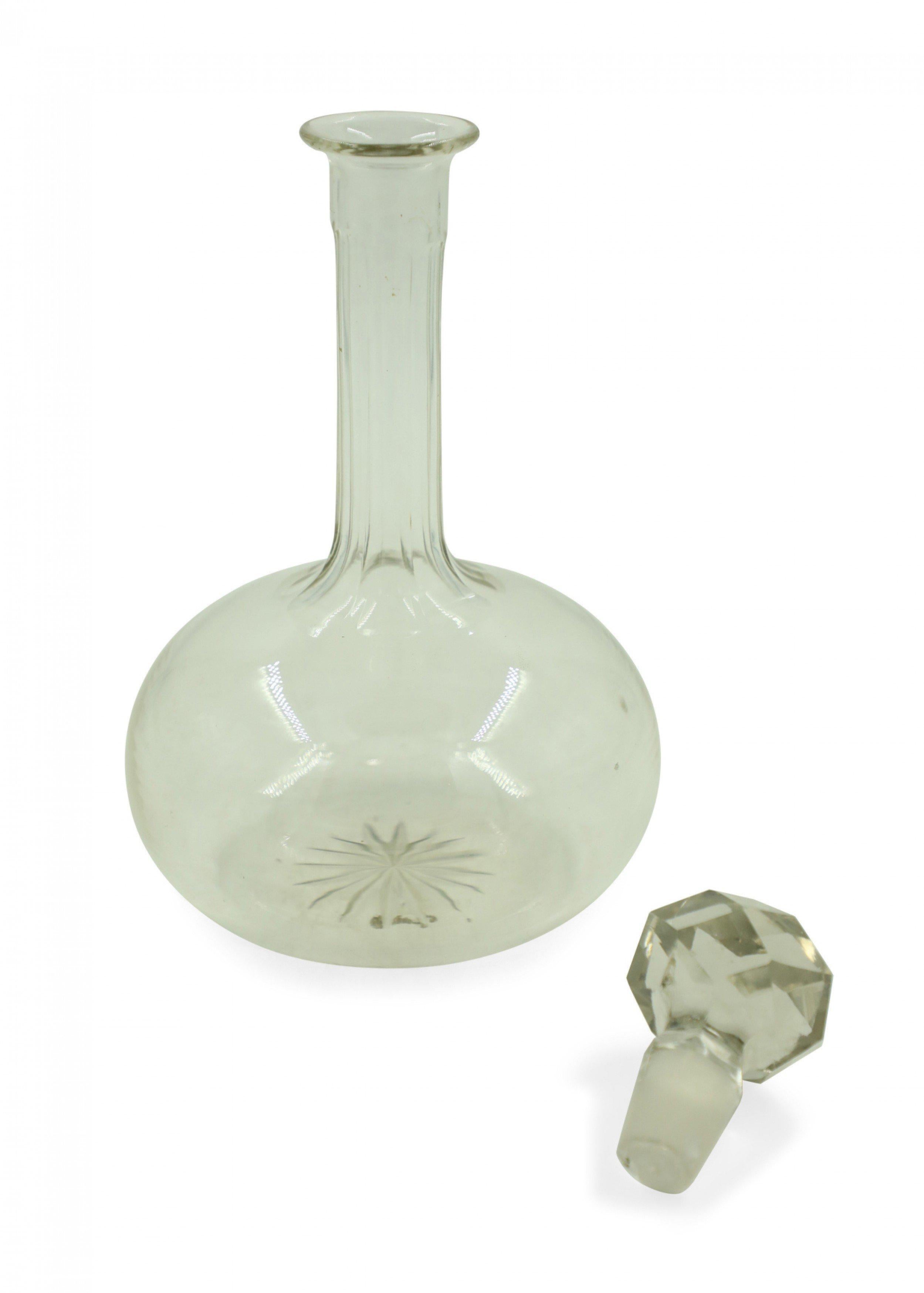 Decantador contemporáneo de vidrio con tapón facetado en forma de calabaza siglo XX en venta