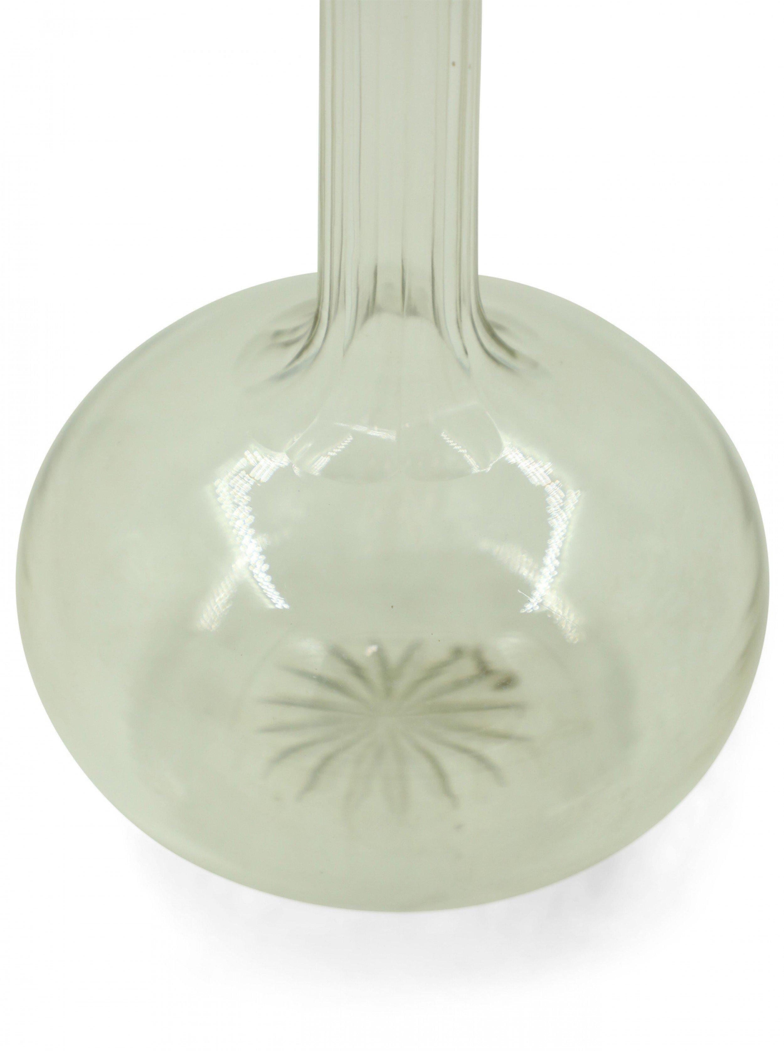 Decantador contemporáneo de vidrio con tapón facetado en forma de calabaza en venta 1