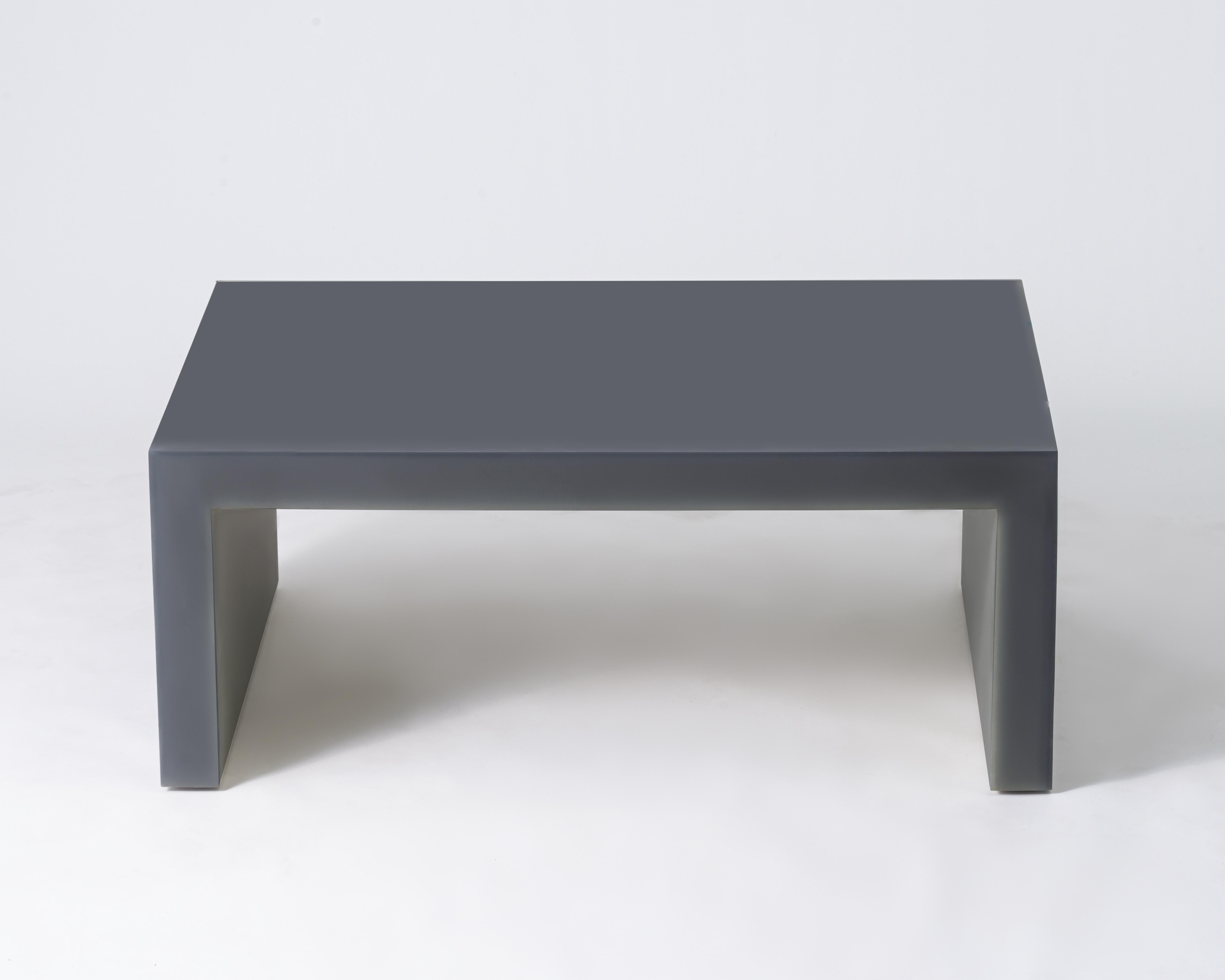 Représenté par Tuleste Factory

Cette table basse en résine, infusée de nuances apaisantes de gris, est méticuleusement fabriquée en six sections parallèles par le designer de meubles Facture Studio. La couleur monte progressivement d'un dégradé de