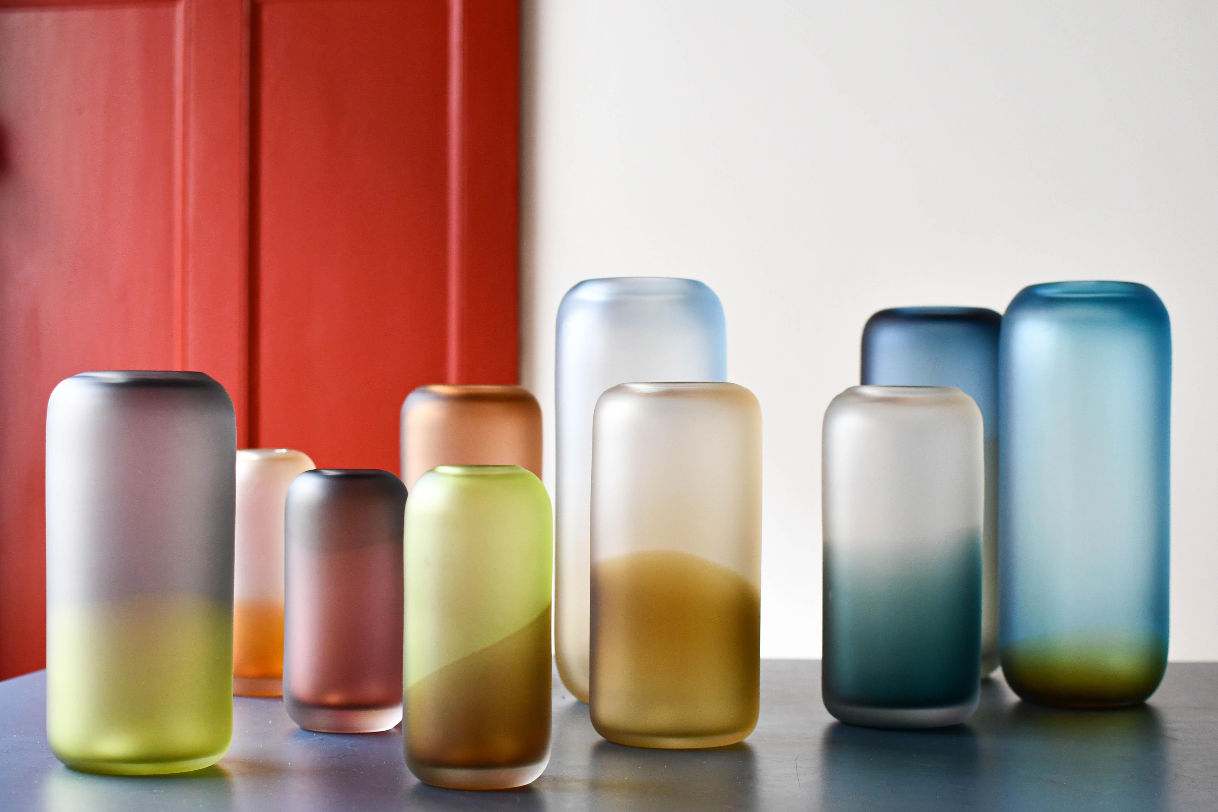 Zeitgenössische gradienti-Vase Medium, Neutralgrau-Lime von Laura Sattin (Schweizerisch) im Angebot