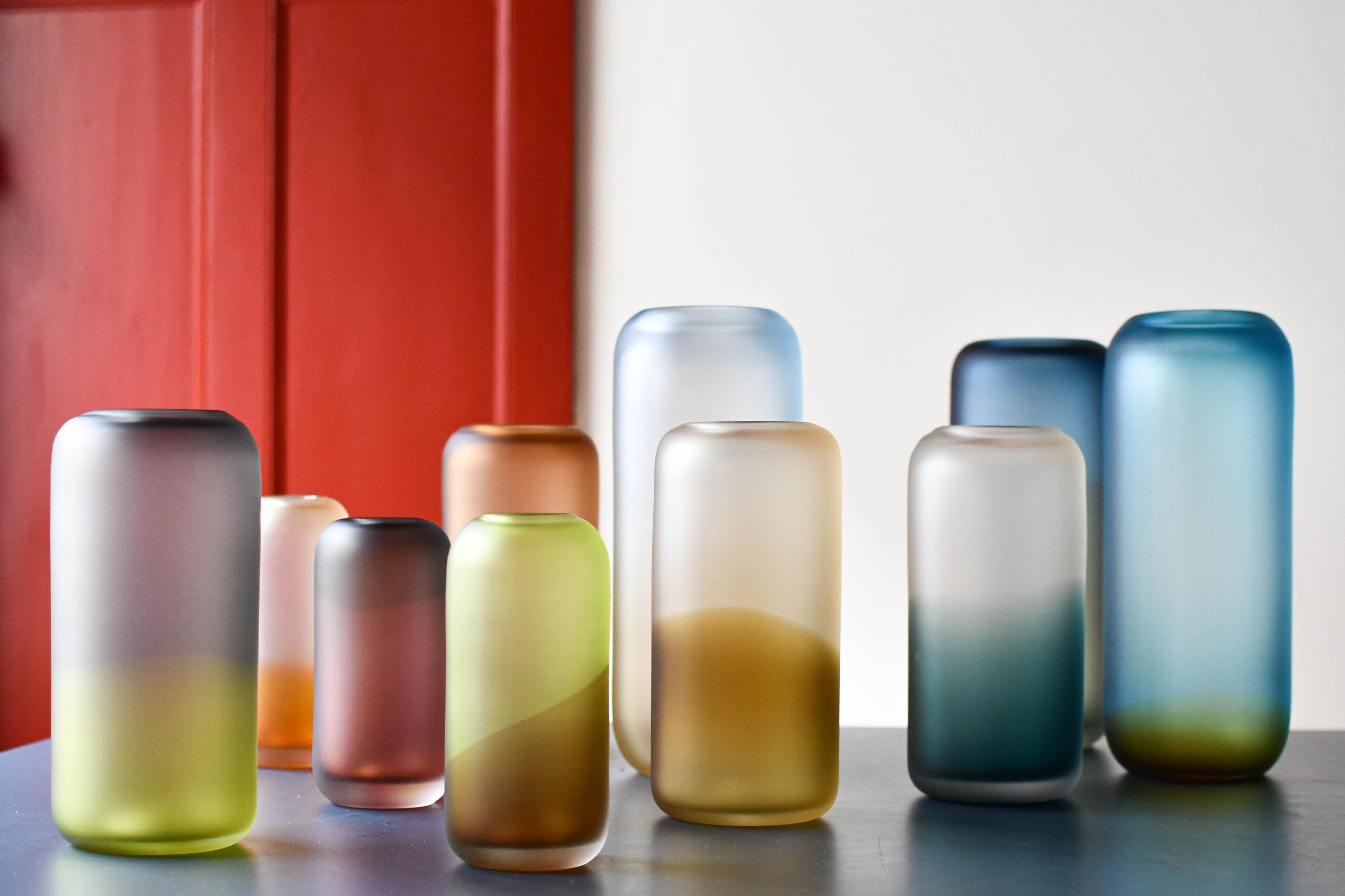 Svizzero Vaso contemporaneo Gradienti Medio, Neutro Grigio-Lime di Laura Sattin in vendita
