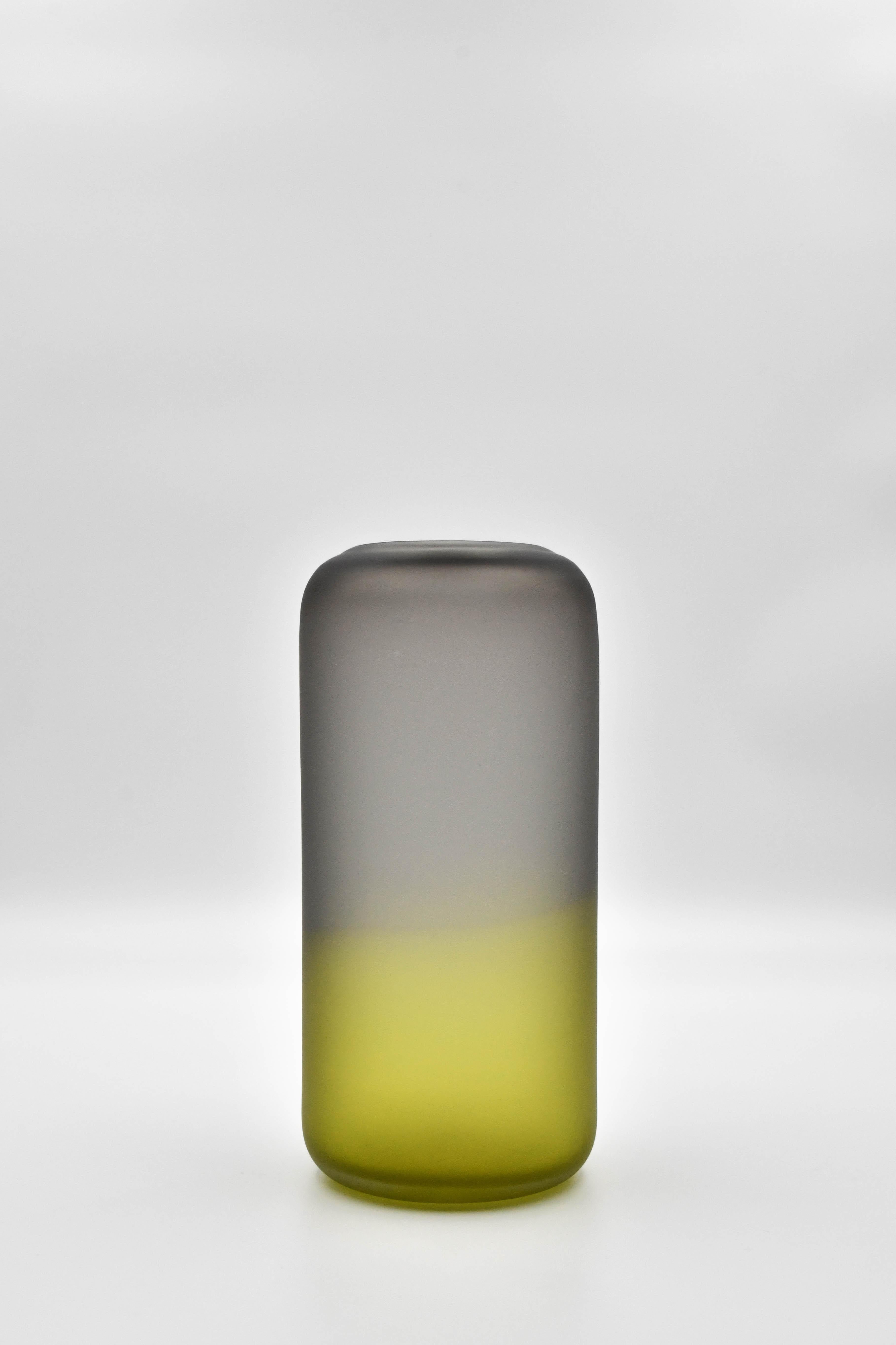 Vaso contemporaneo Gradienti Medio, Neutro Grigio-Lime di Laura Sattin In condizioni Nuovo in vendita a 1204, CH