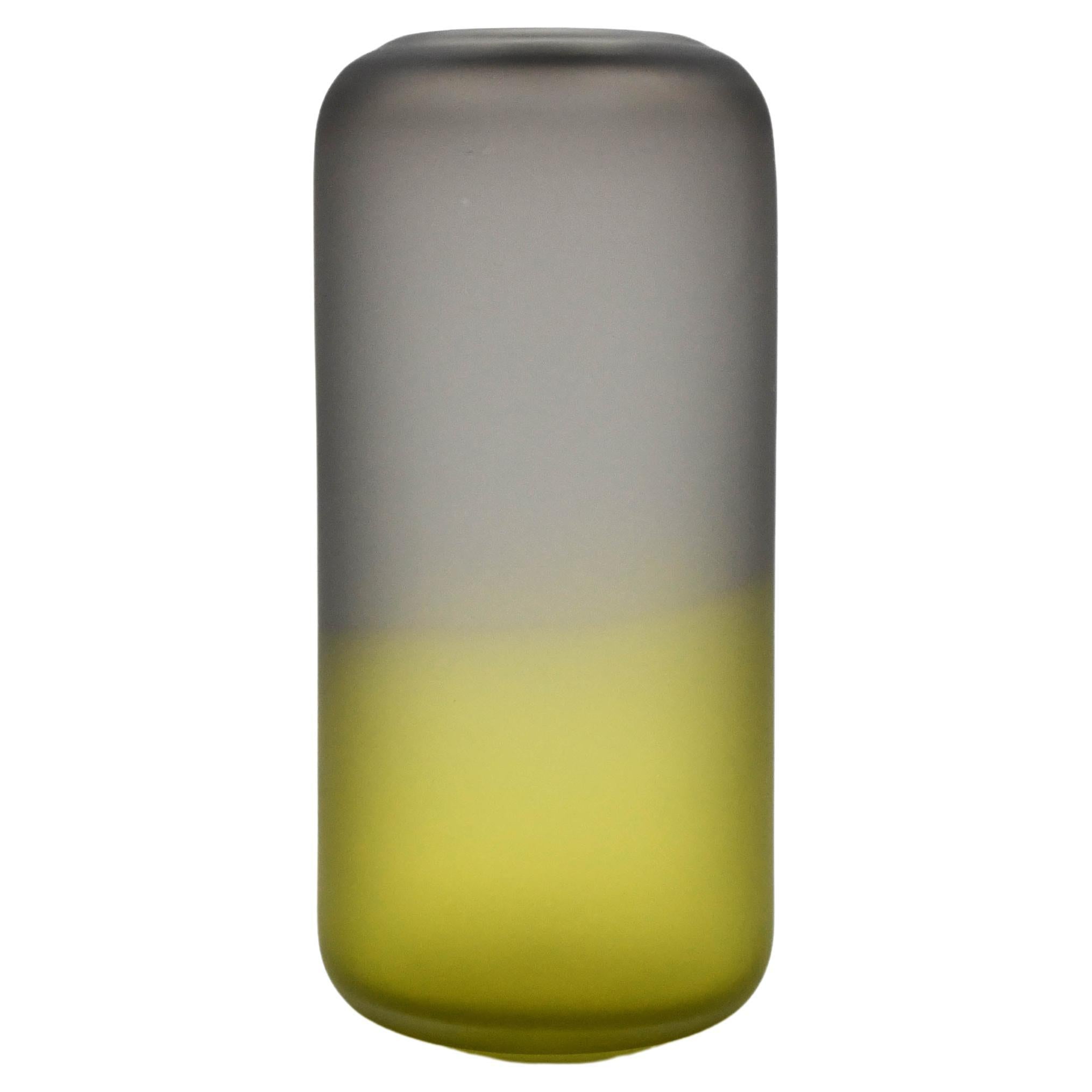 Zeitgenössische gradienti-Vase Medium, Neutralgrau-Lime von Laura Sattin im Angebot