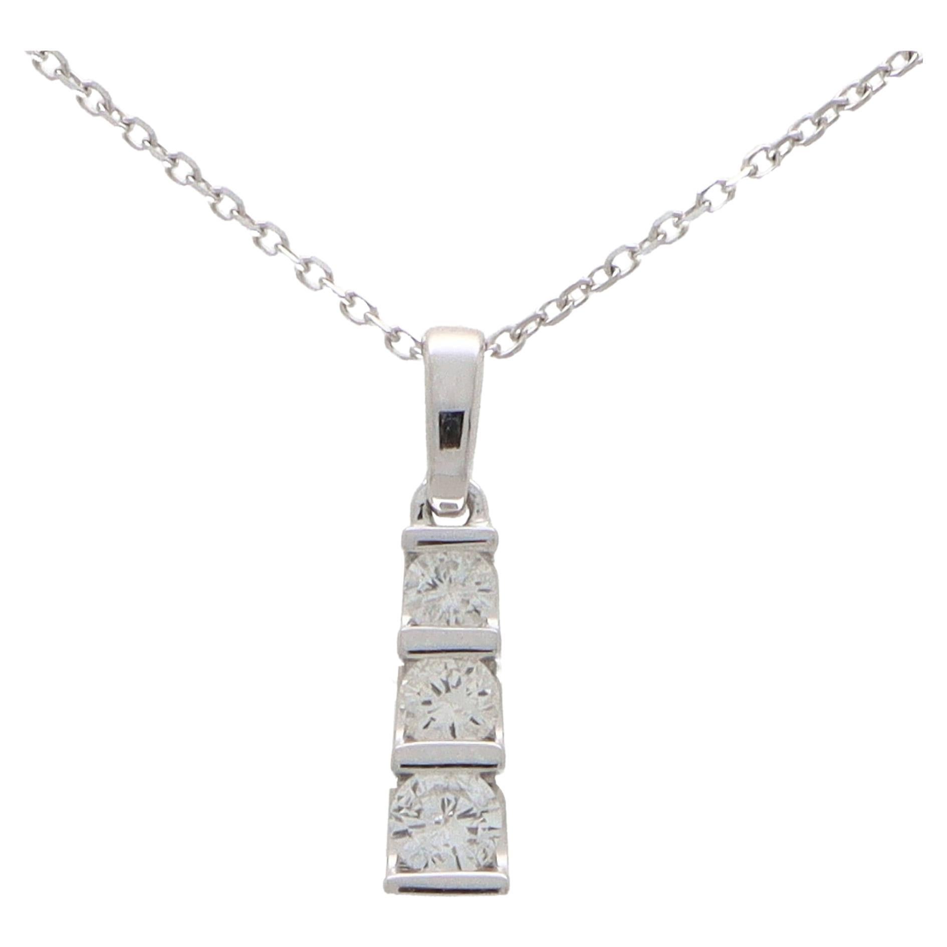 Collier pendentif contemporain en or blanc 14k à diamants gradués