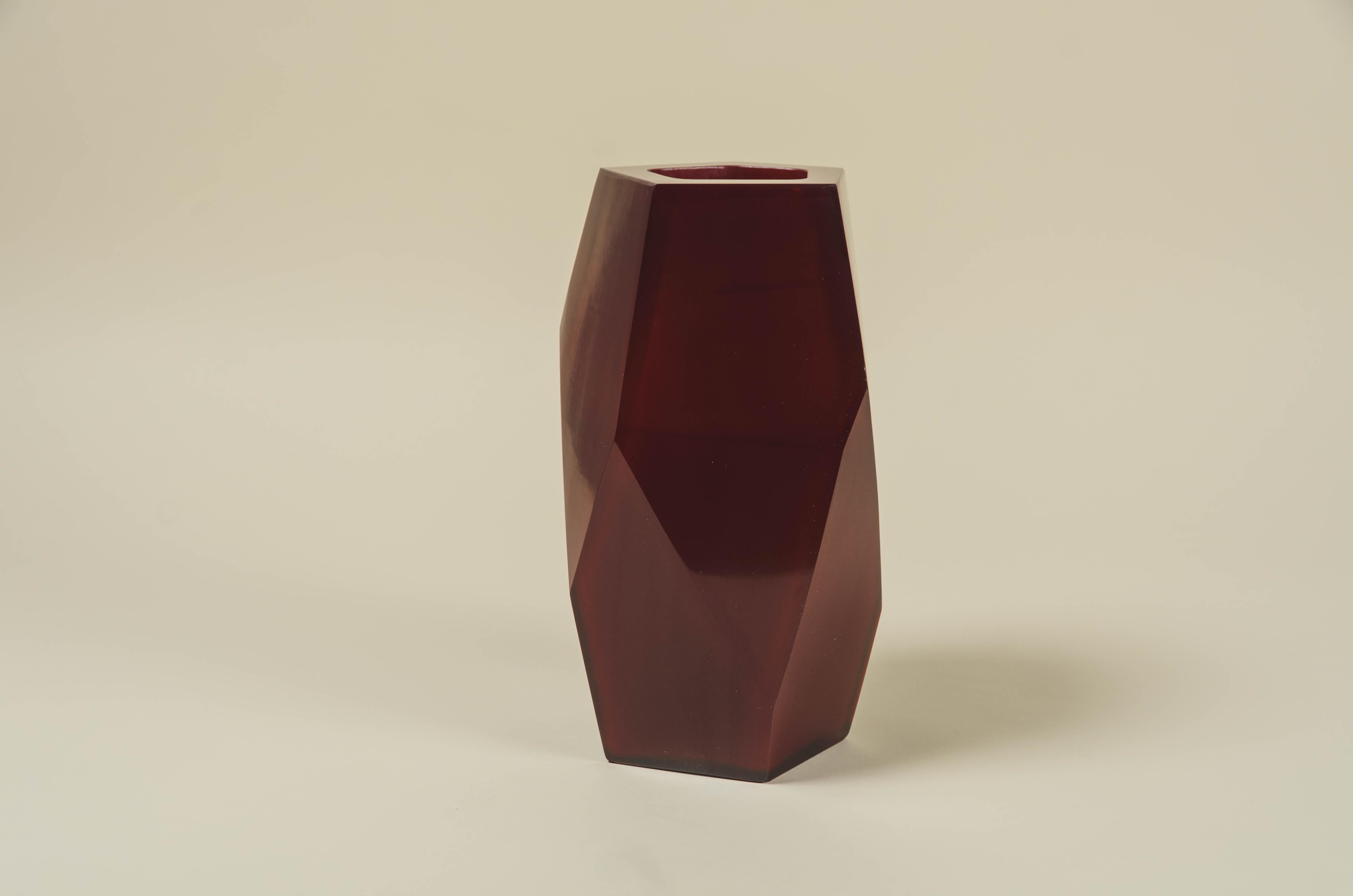 Modern Contemporary Grand Facet Vase in Raspberry Peking Glass by Robert Kuo For Sale