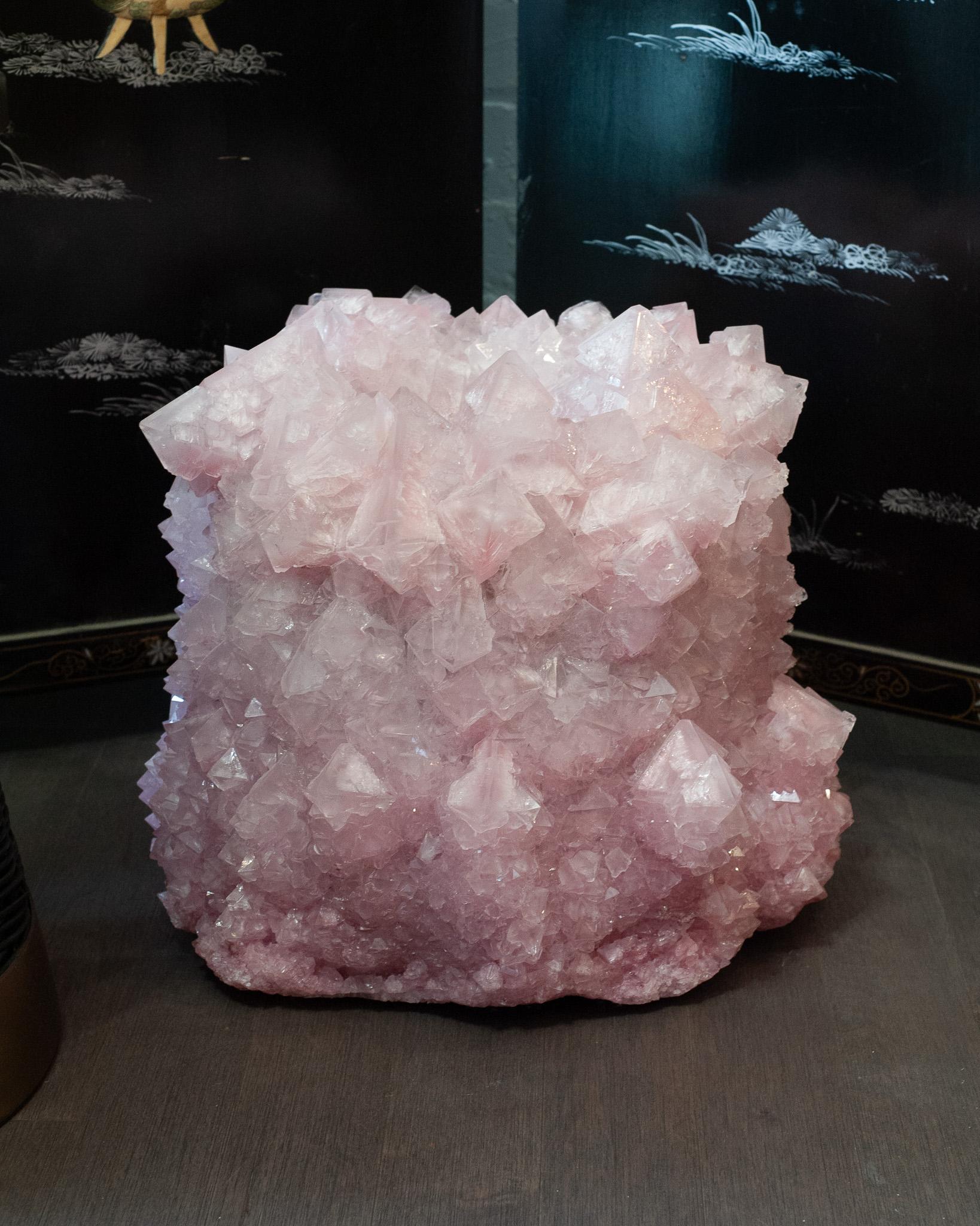 Eine atemberaubende, großformatige Kristallvase in zartem Rosa des Künstlers Isaac Monté. Dieses originelle Kunstwerk wird in einem faszinierenden Prozess hergestellt, der Wissenschaft und Kunst miteinander verbindet. Durch das Auflösen von