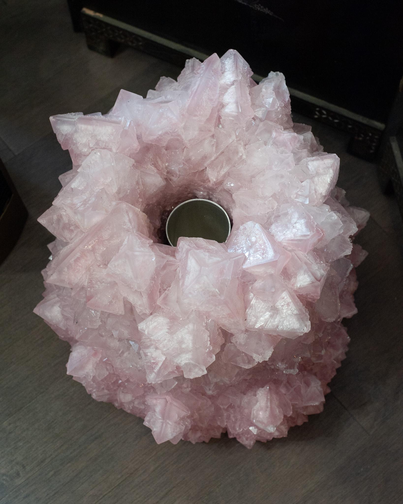 Contemporary Grand Scale Kristallisierte Vase in Rosa von Isaac Monté, Niederlande (21. Jahrhundert und zeitgenössisch) im Angebot