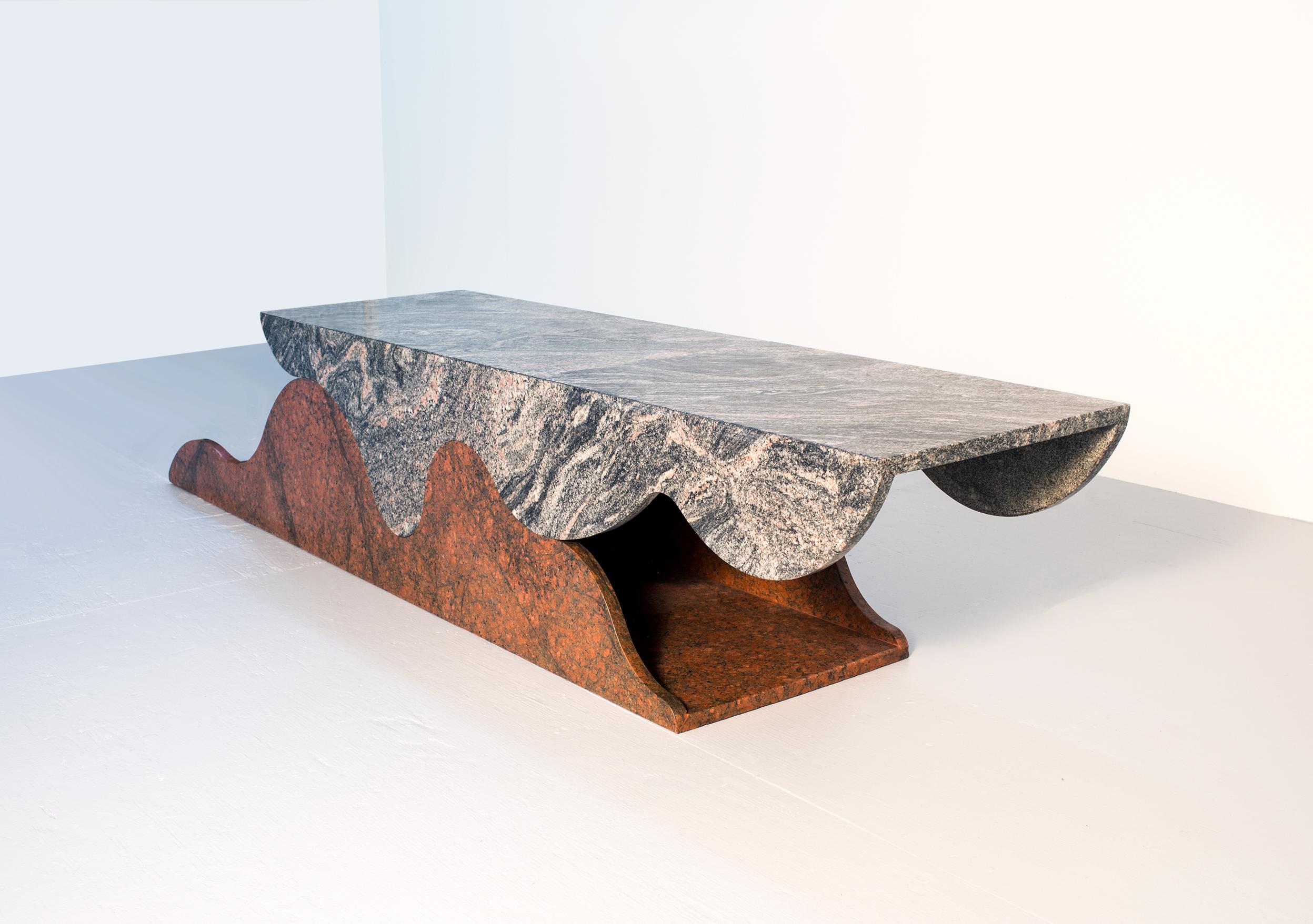 Organique Table basse ou console contemporaine en porte-à-faux en granite en vente