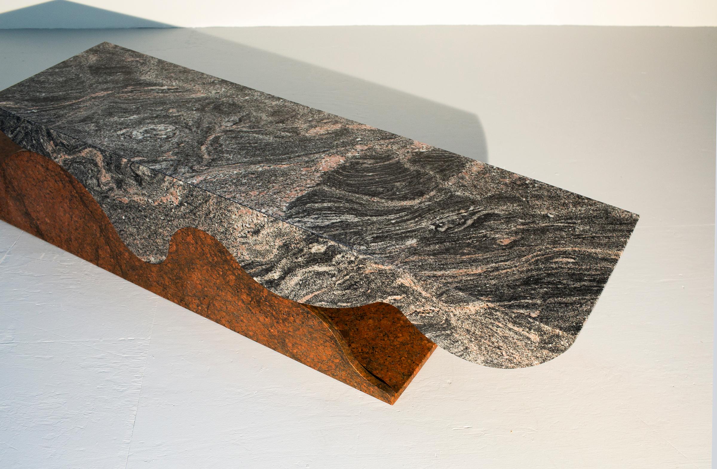 Moulé Table basse ou console contemporaine en porte-à-faux en granite en vente