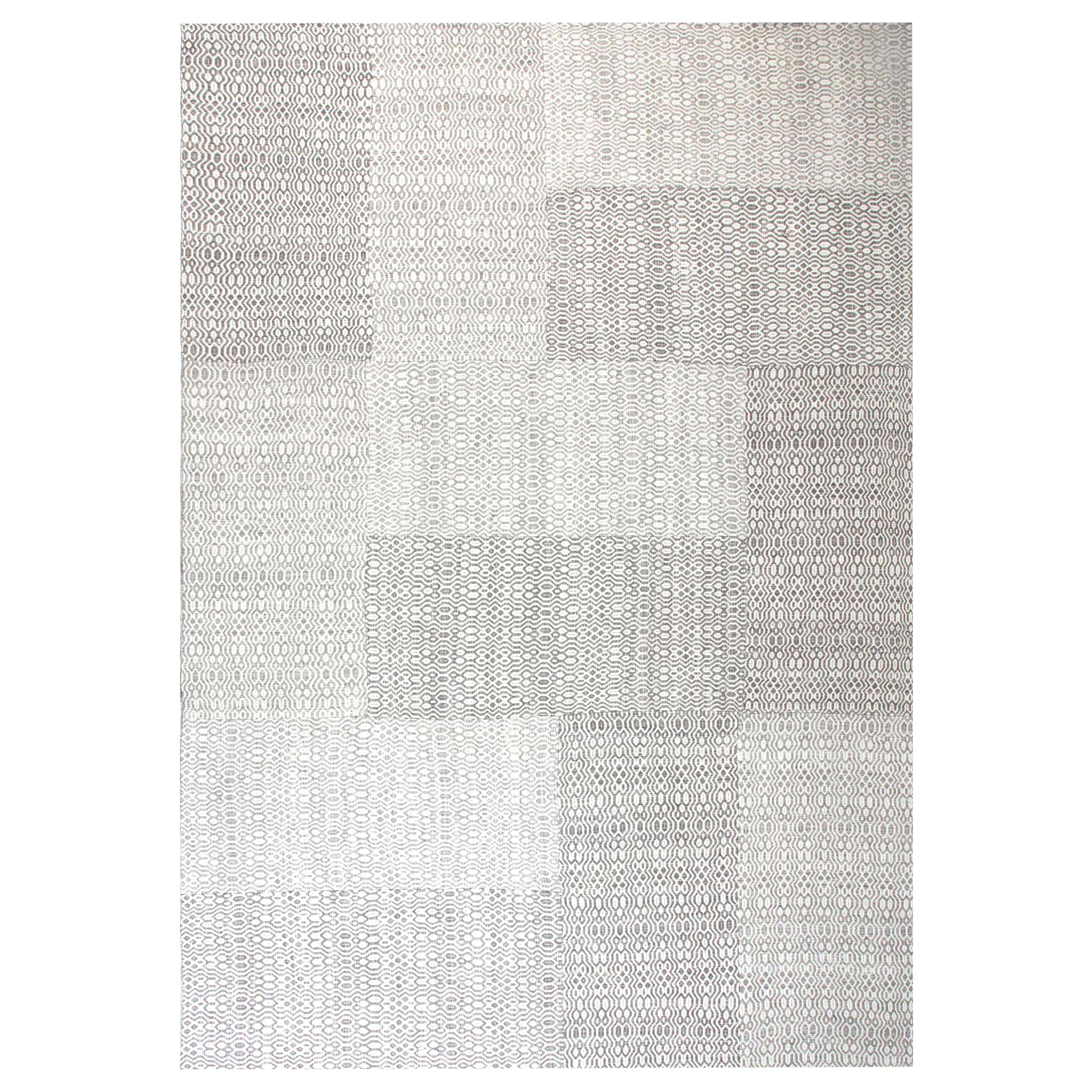 Tapis contemporain en laine tissée à plat, gris et blanc, par Doris Leslie Blau