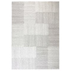 Tapis contemporain en laine tissée à plat, gris et blanc, par Doris Leslie Blau