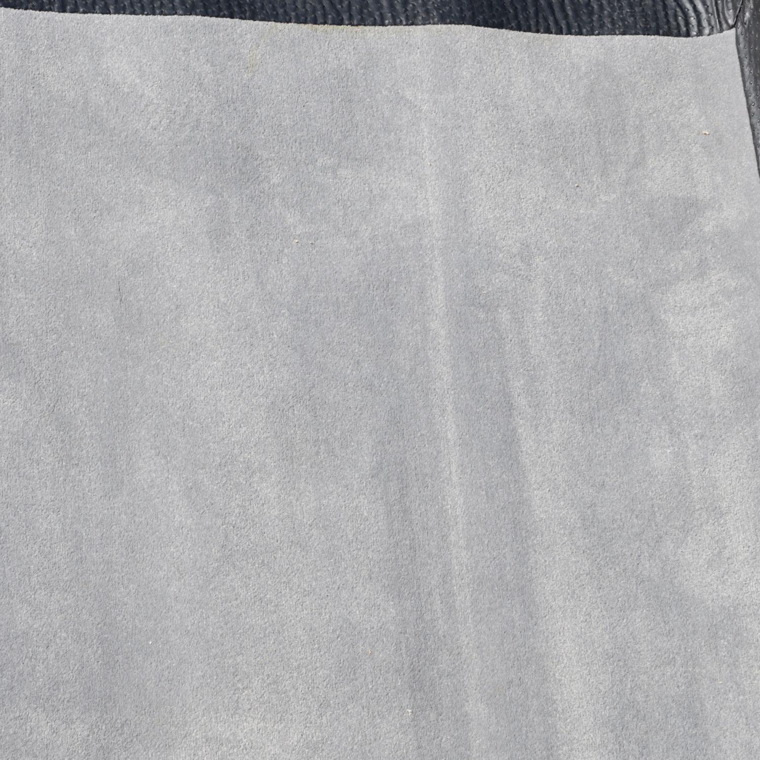 Americano Tappeto Contemporary grigio con bordo in pelle nera goffrata a ostrica, 10' x 8' in vendita