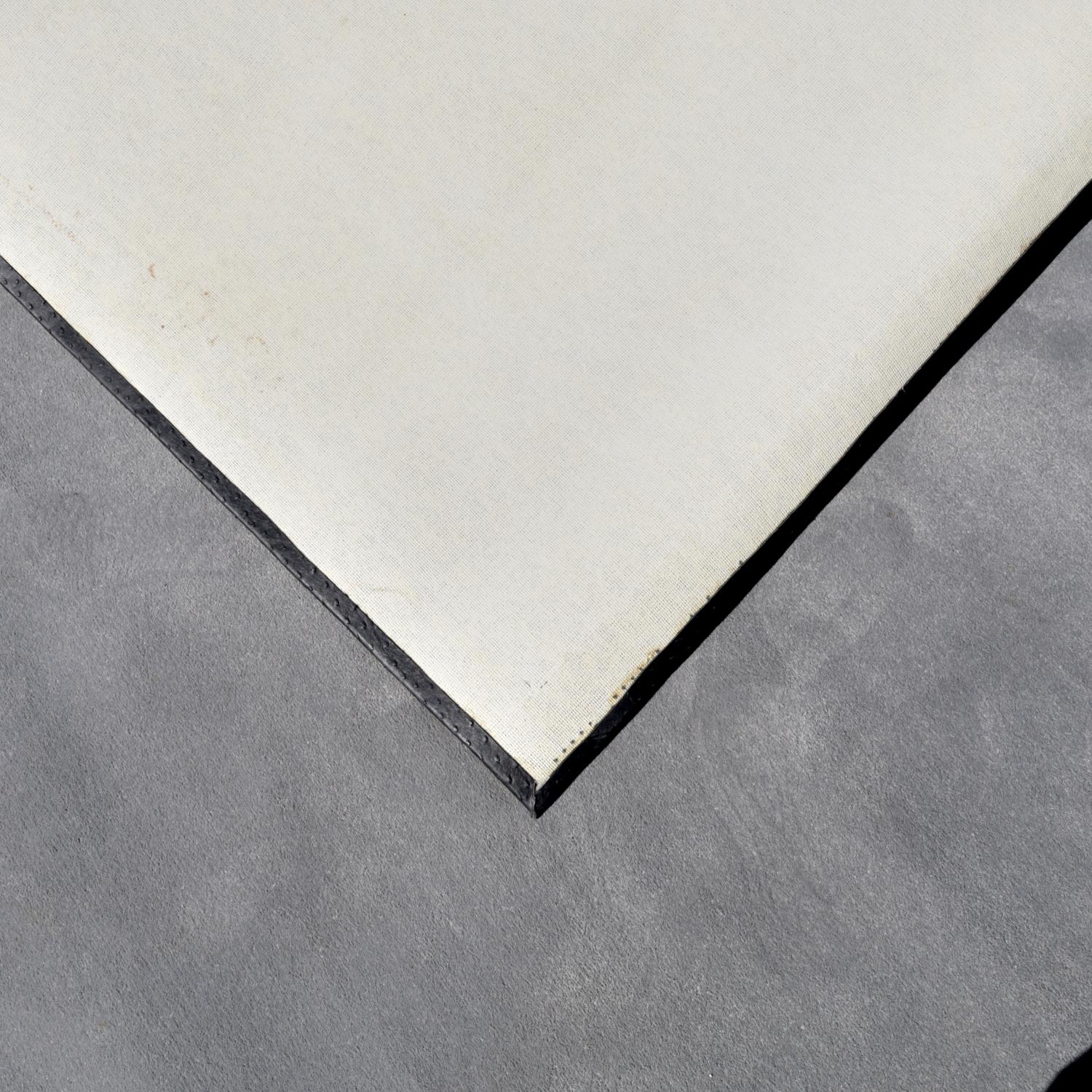 XXI secolo e contemporaneo Tappeto Contemporary grigio con bordo in pelle nera goffrata a ostrica, 10' x 8' in vendita