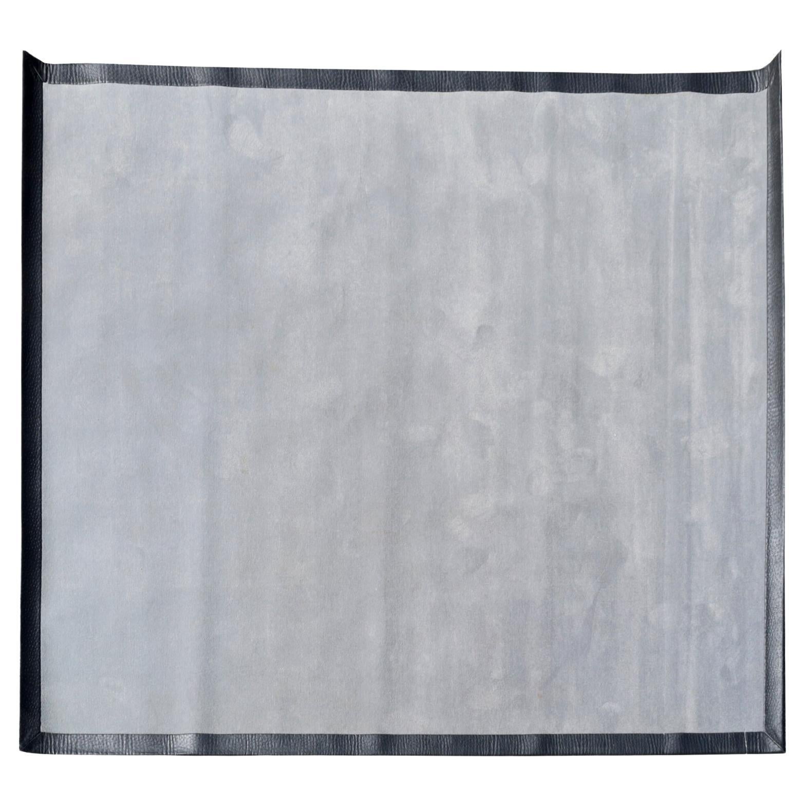 Tappeto Contemporary grigio con bordo in pelle nera goffrata a ostrica, 10' x 8' in vendita