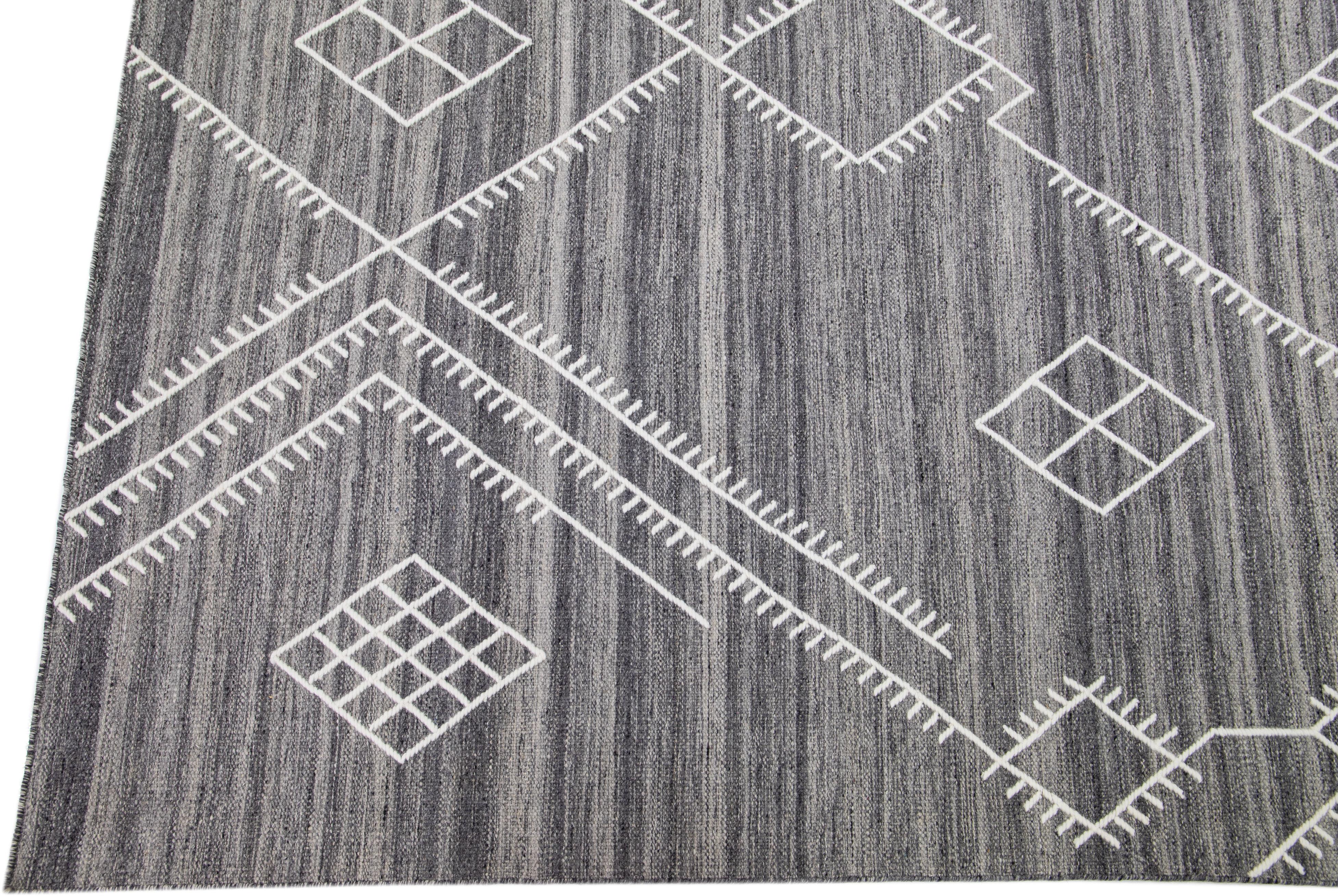 Indian Contemporary Gray Flatweave Kilim Wool Rug With Coastal Design By Apadana For Sale