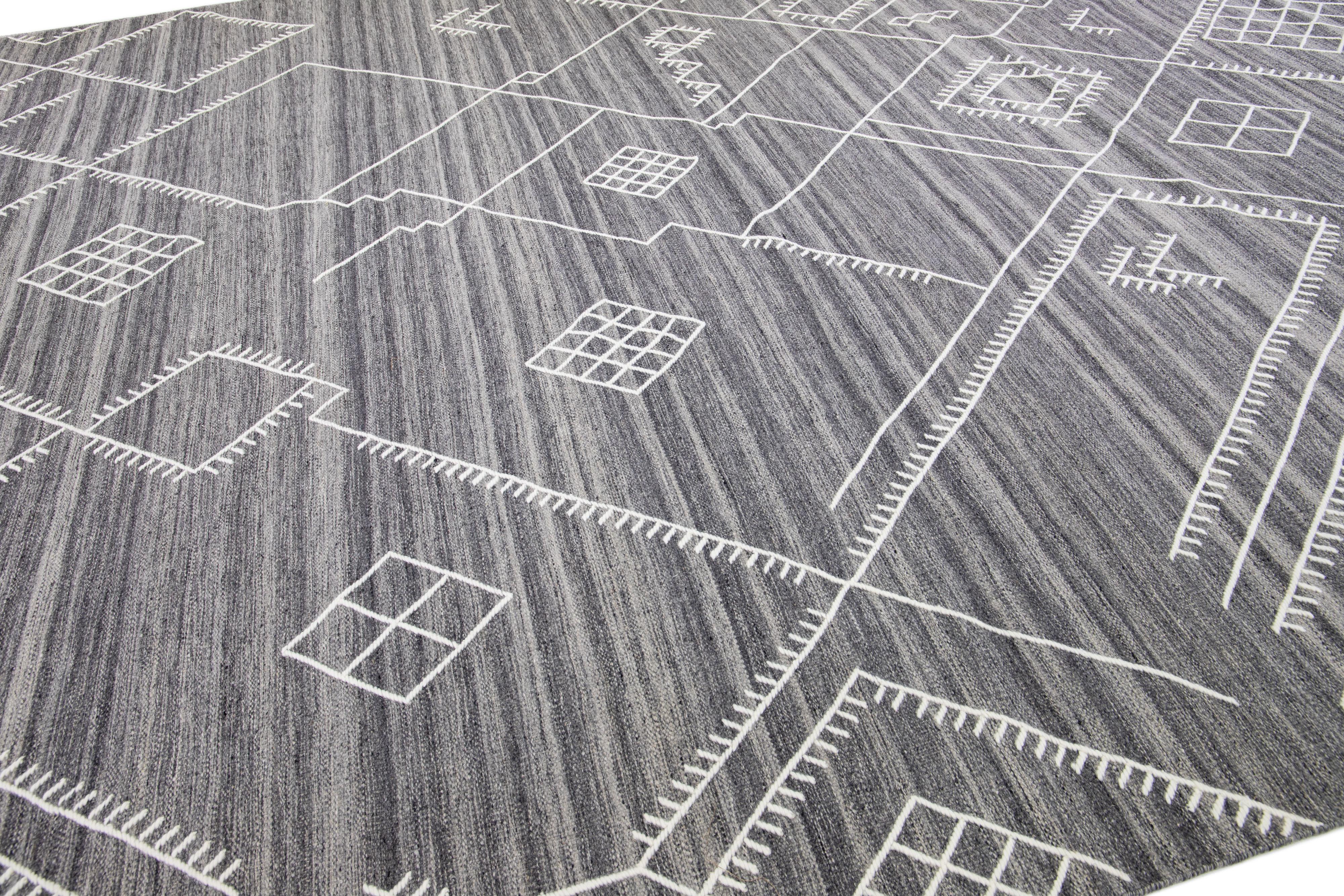 Contemporary Gray Flatweave Kilim Wool Rug With Coastal Design By Apadana In New Condition For Sale In Norwalk, CT