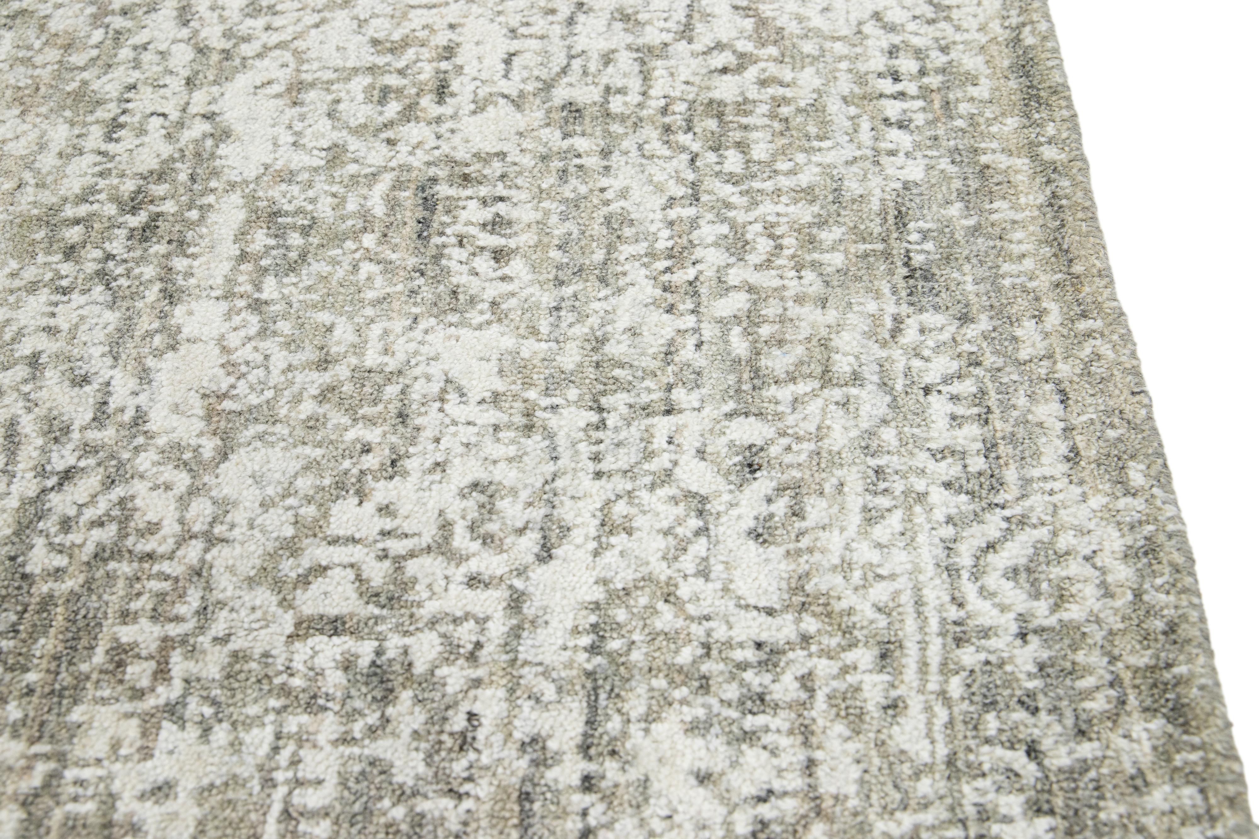Contemporary Gray Handmade Abstract Custom Wool Rug (Moderne) im Angebot
