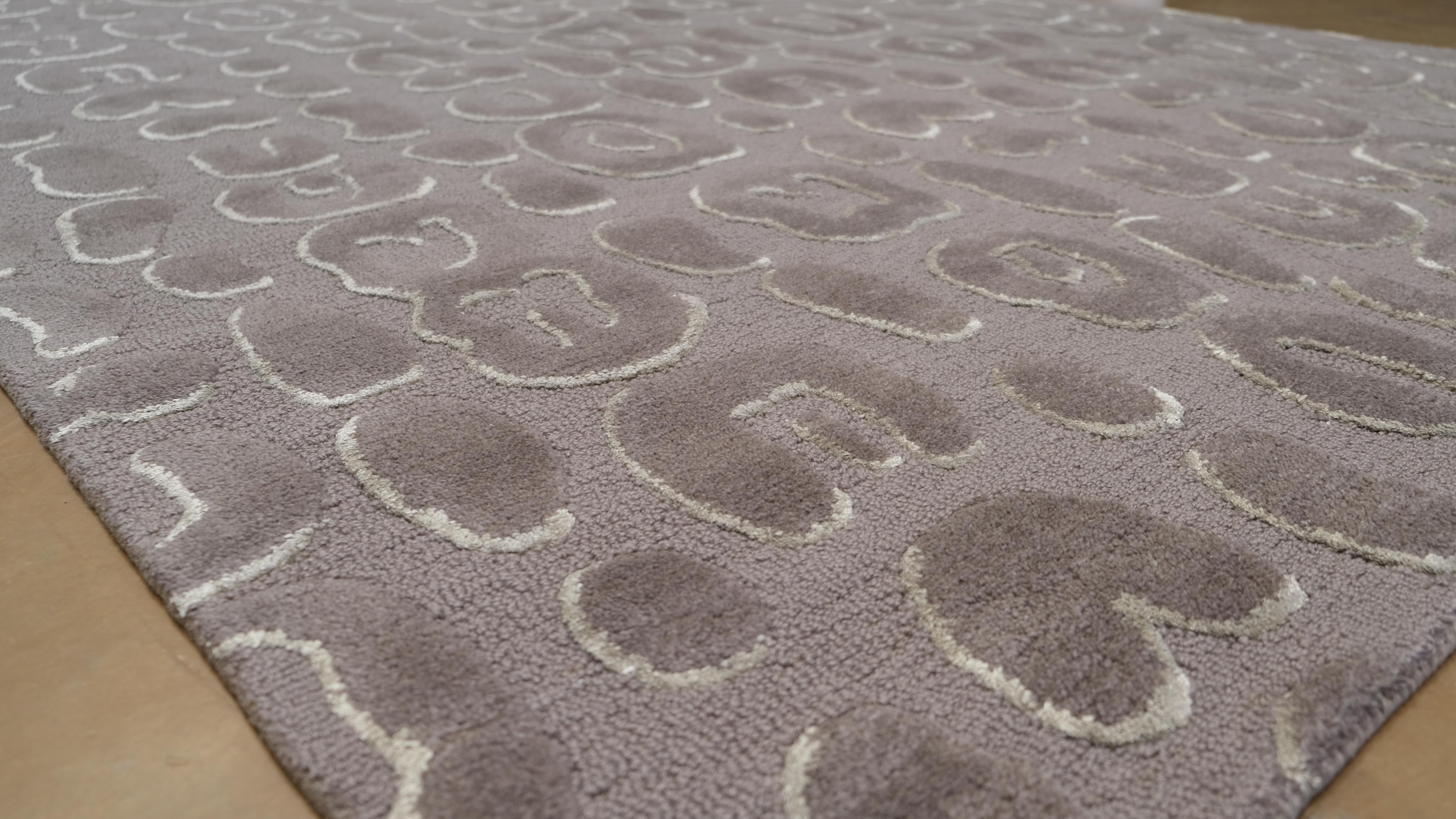 Moderne Tapis contemporain en laine grise à motifs de léopard, fait à la main 6'x9'. en vente