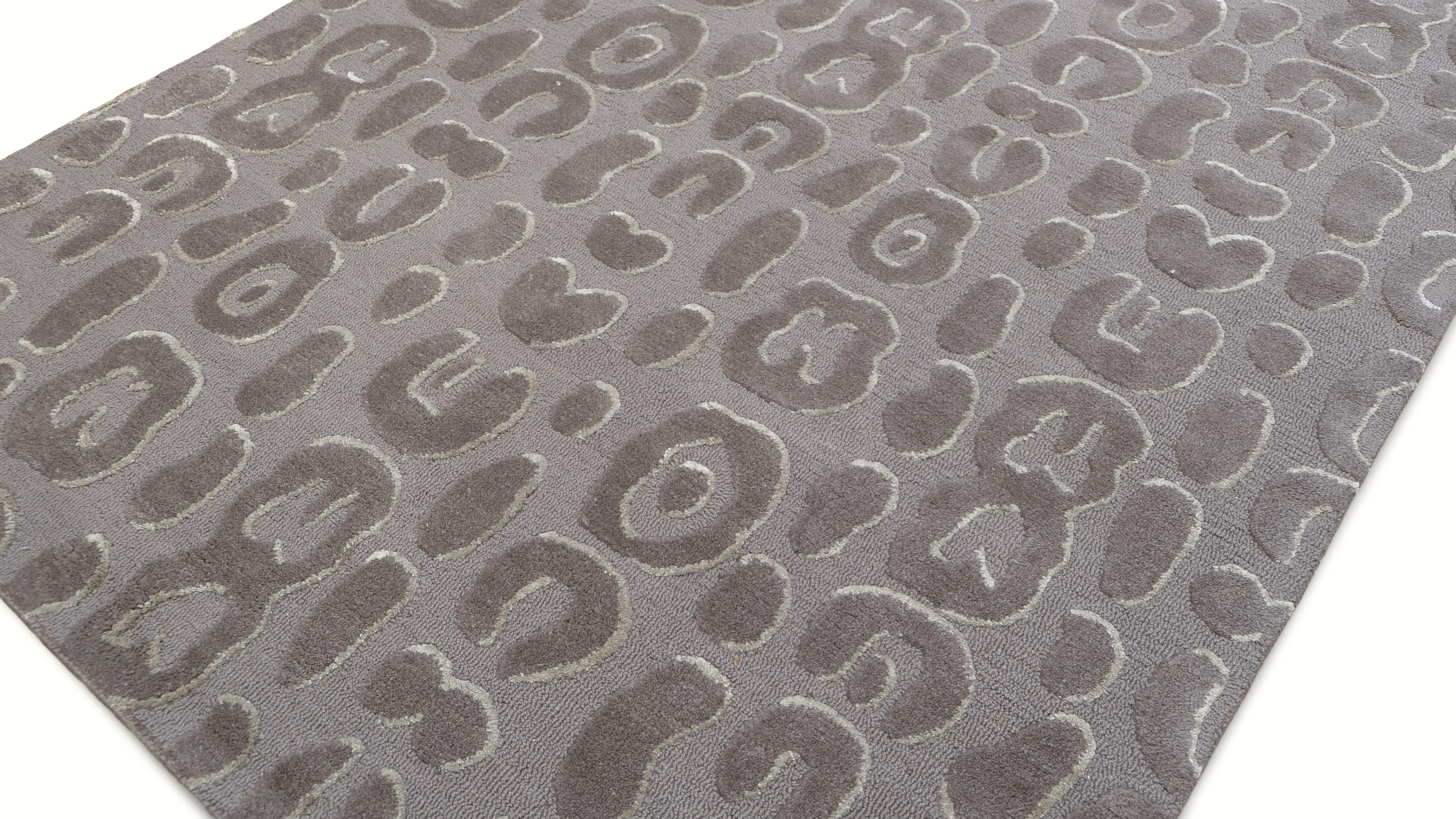 Asiatique Tapis contemporain en laine grise à motifs de léopard, fait à la main 6'x9'. en vente