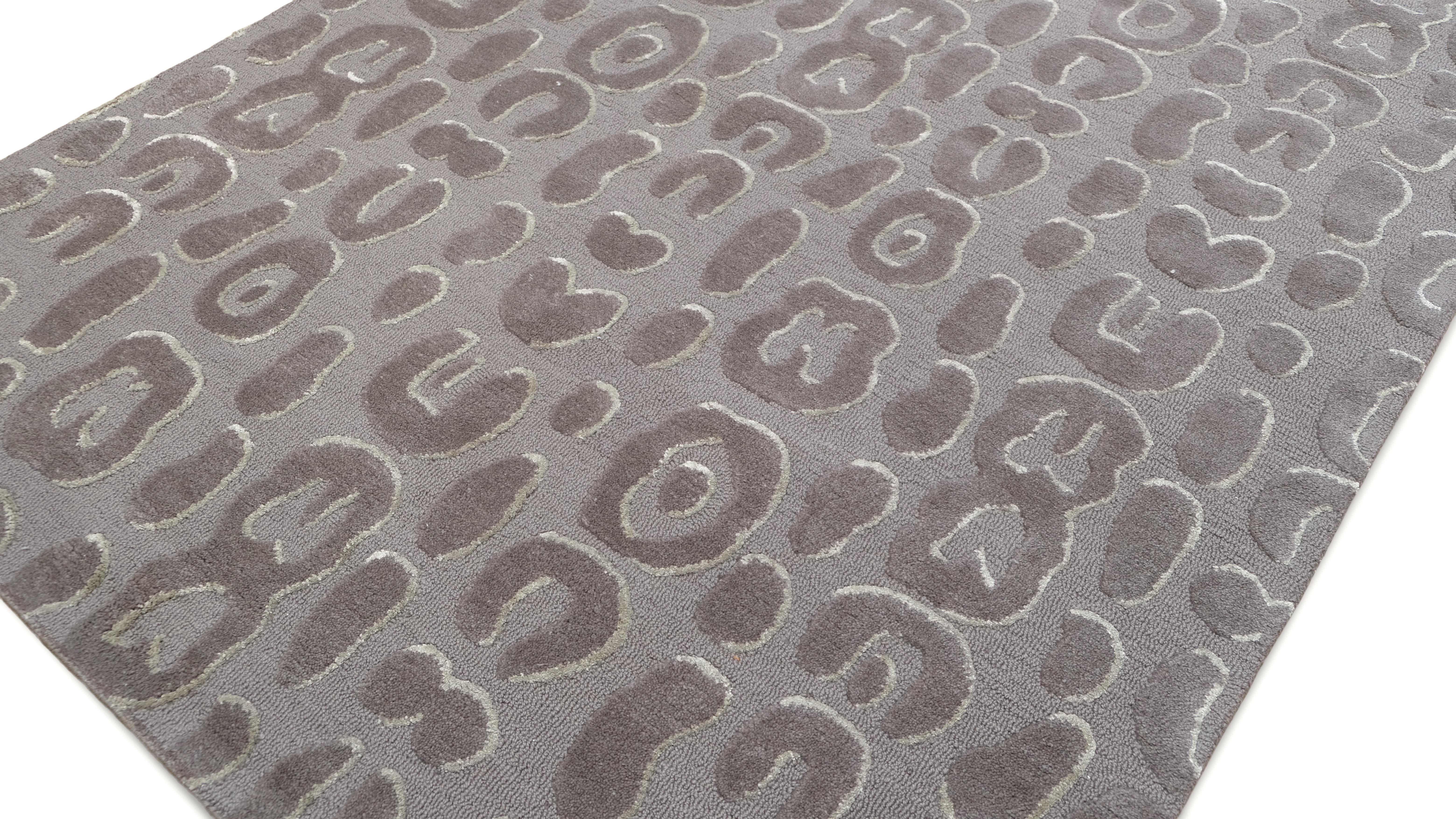 XXIe siècle et contemporain Tapis contemporain en laine grise à motifs de léopard, fait à la main 6'x9'. en vente
