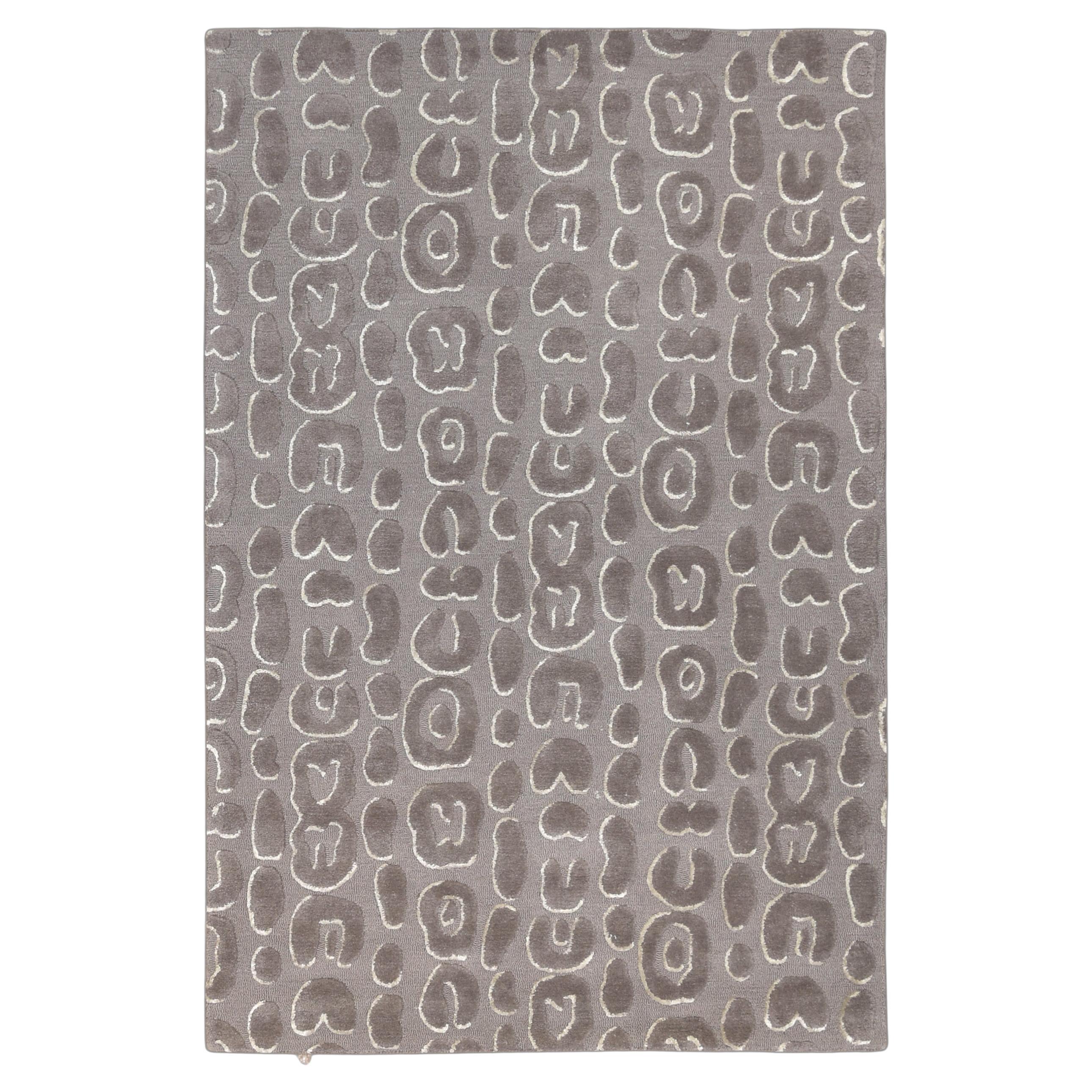 Tapis contemporain en laine grise à motifs de léopard, fait à la main 6'x9'. en vente