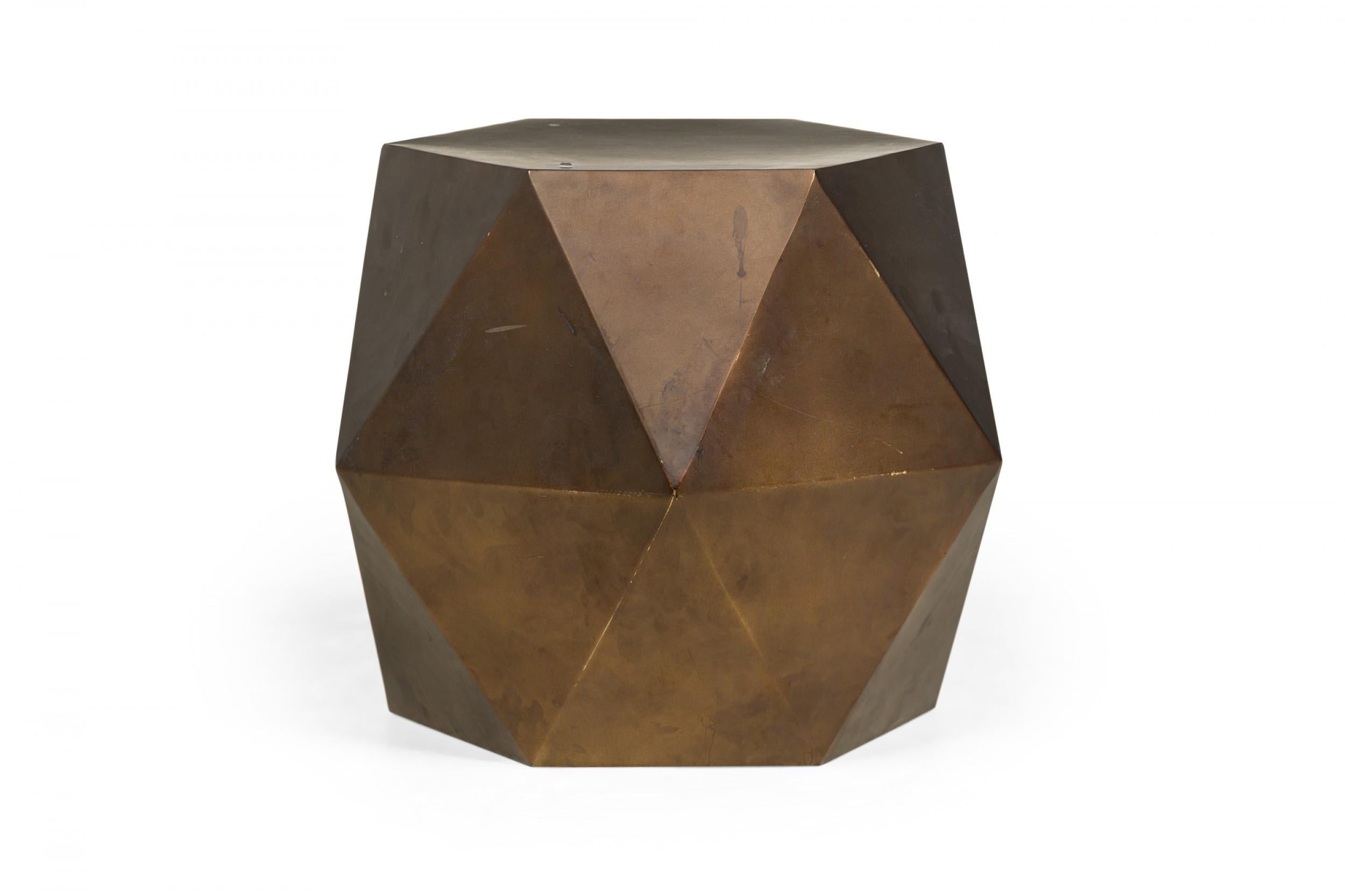 Tavolino moderno in ceramica con forma geometrica sfaccettata e finitura grigia metallizzata.

Condit: Buono; Usura coerente con l'età e l'utilizzo