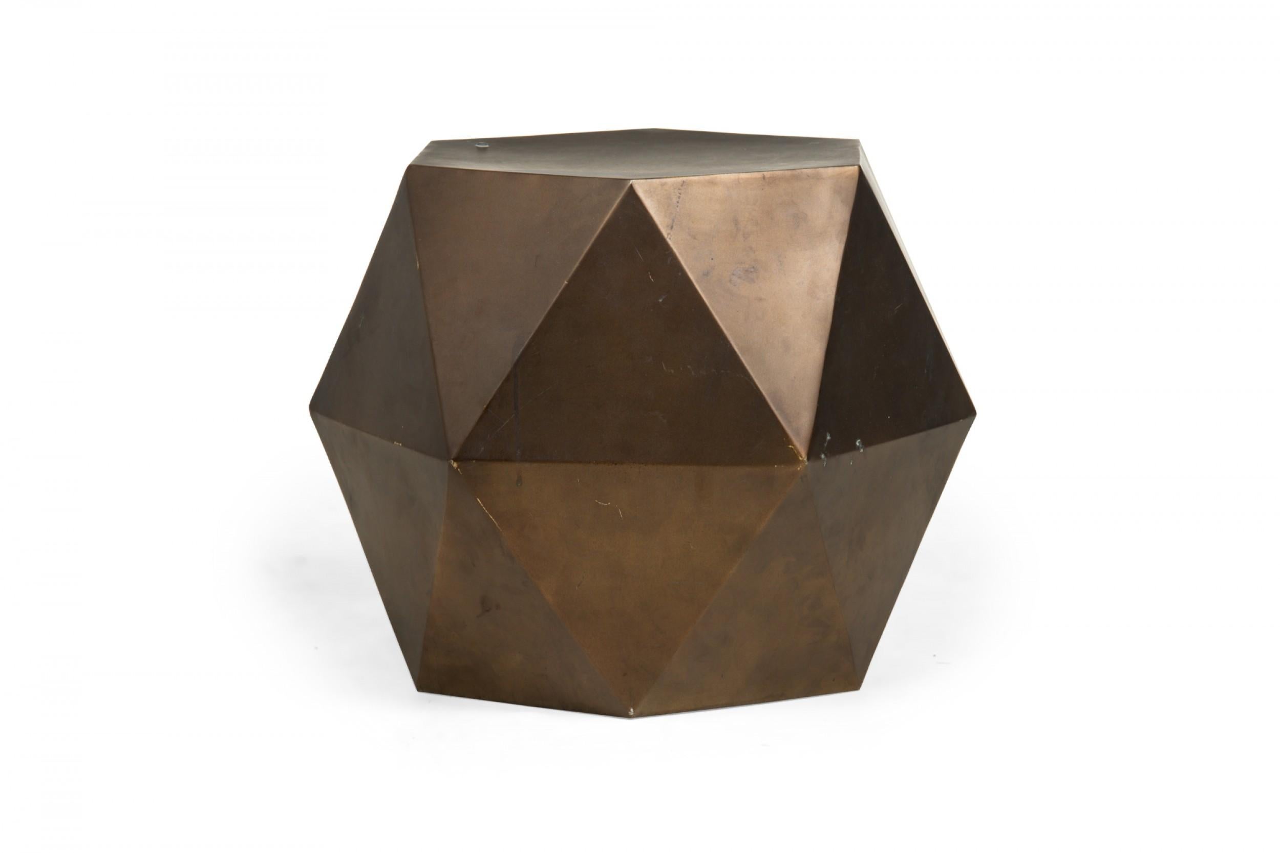 Moderno Tavolino contemporaneo in ceramica sfaccettata con finitura grigio metallizzato in vendita