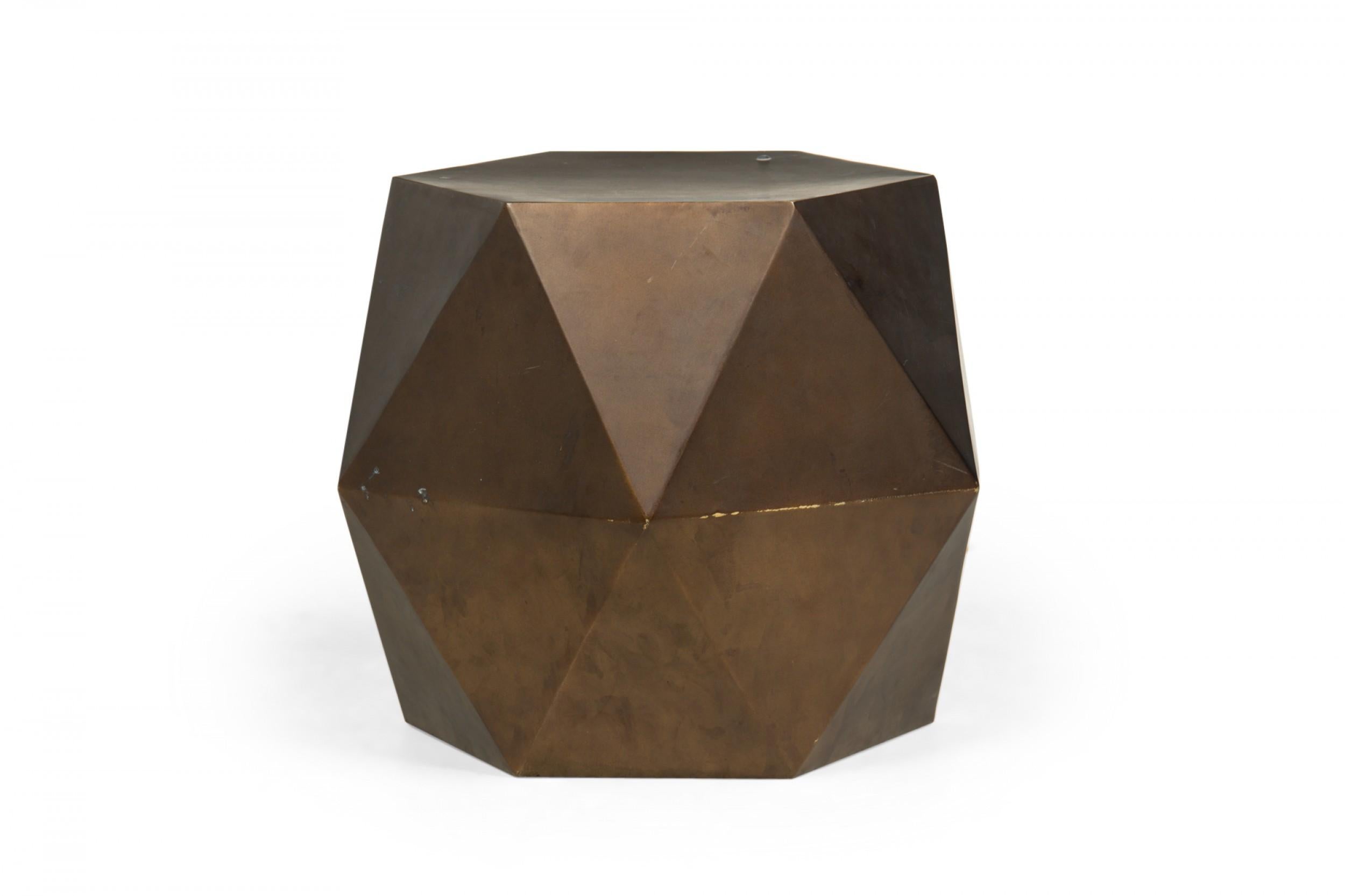 Sconosciuto Tavolino contemporaneo in ceramica sfaccettata con finitura grigio metallizzato in vendita
