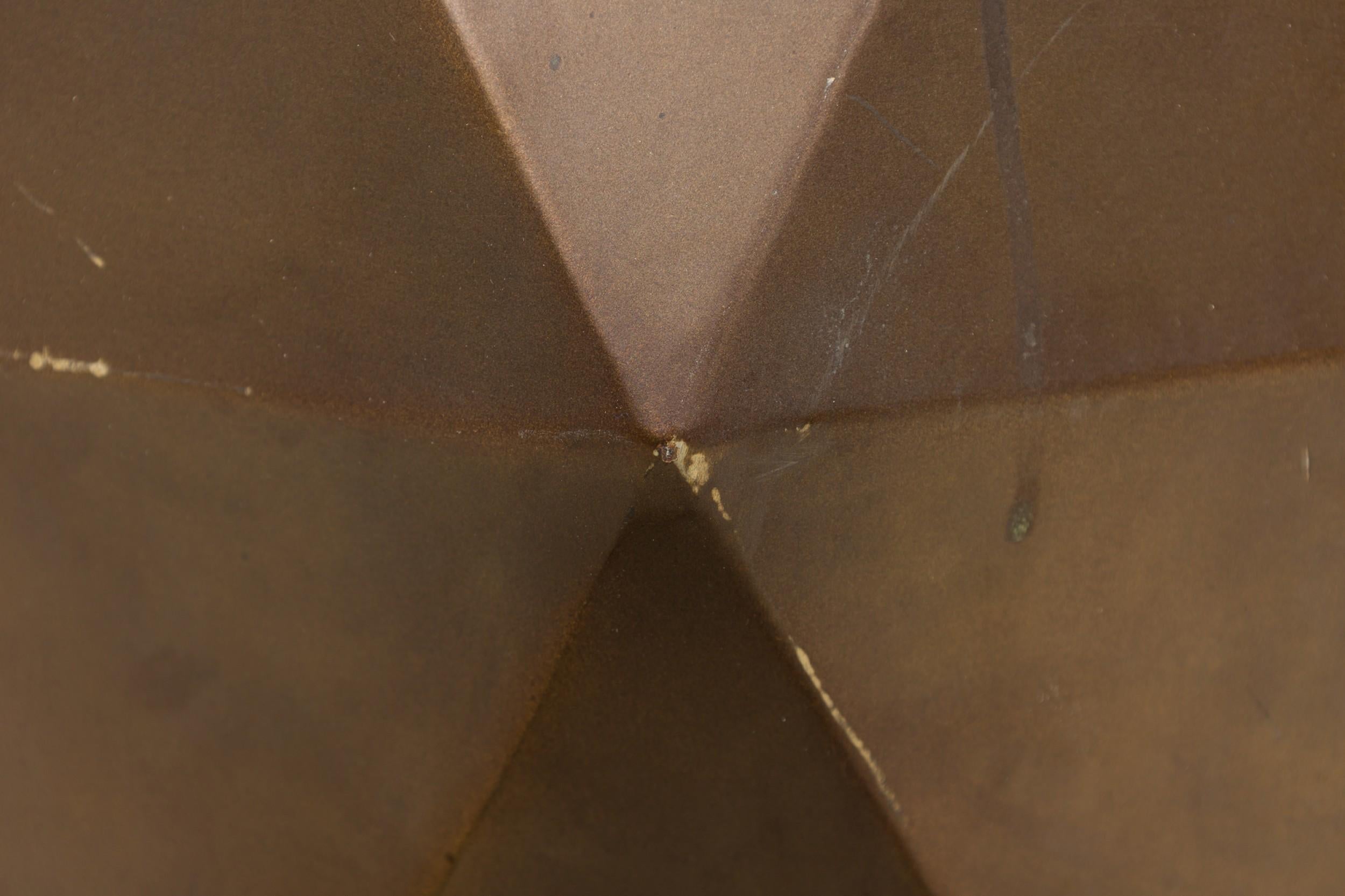 XXI secolo e contemporaneo Tavolino contemporaneo in ceramica sfaccettata con finitura grigio metallizzato in vendita