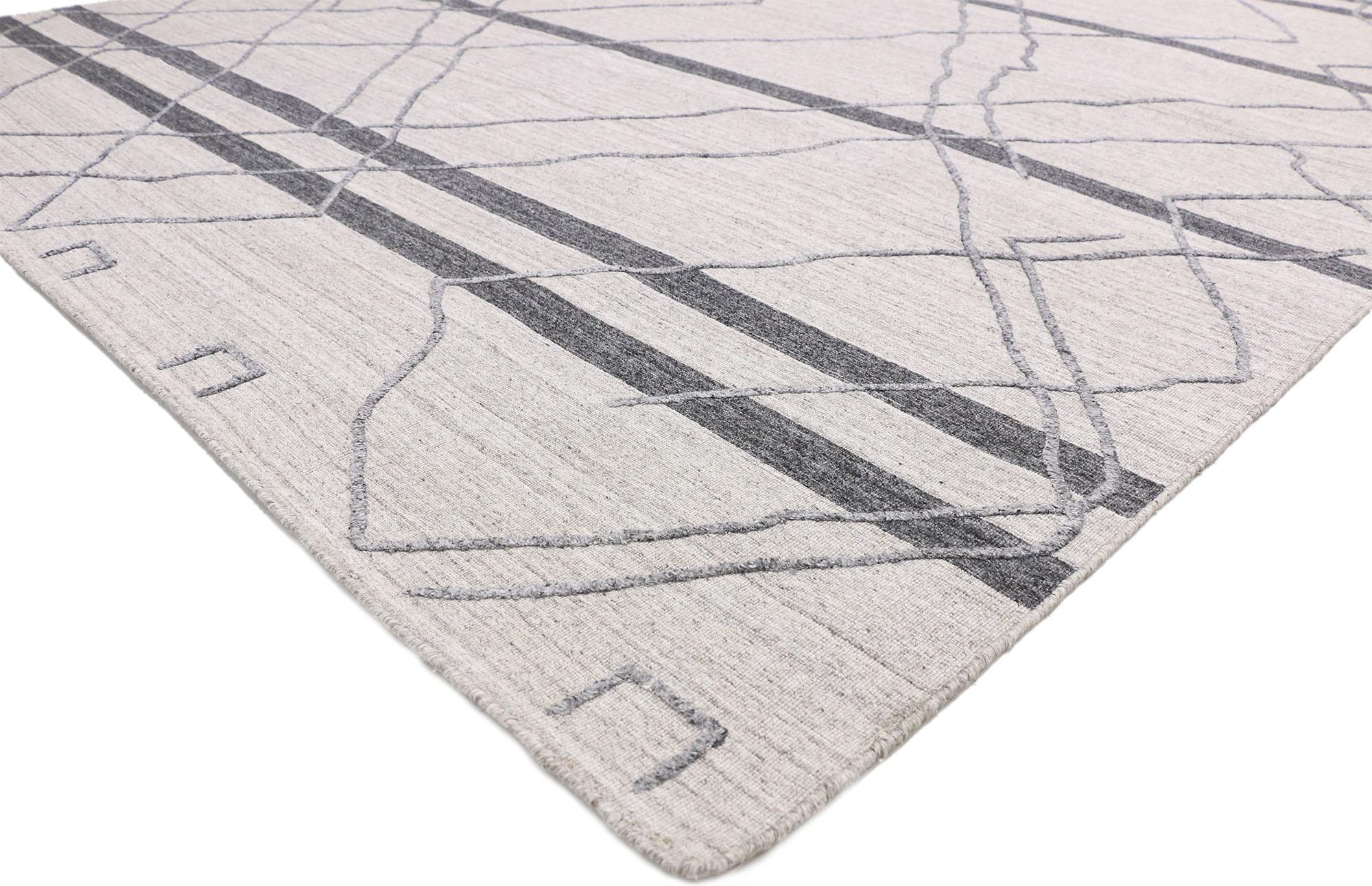 30409, nouveau tapis contemporain gris moderne de style marocain avec design en relief, tapis de texture. Des vibrations hygge chaleureuses rencontrent des motifs tribaux dans ce tapis gris contemporain de style marocain. Fusion dynamique des