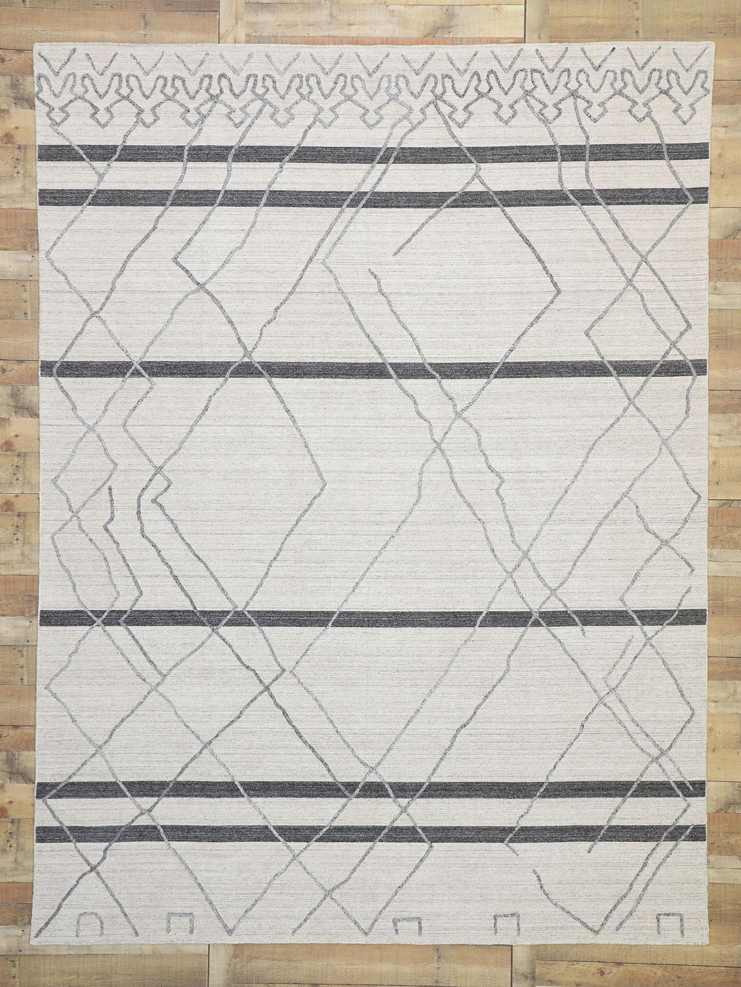 Zeitgenössischer grauer moderner Teppich im marokkanischen Stil mit erhabenem Design (21. Jahrhundert und zeitgenössisch) im Angebot