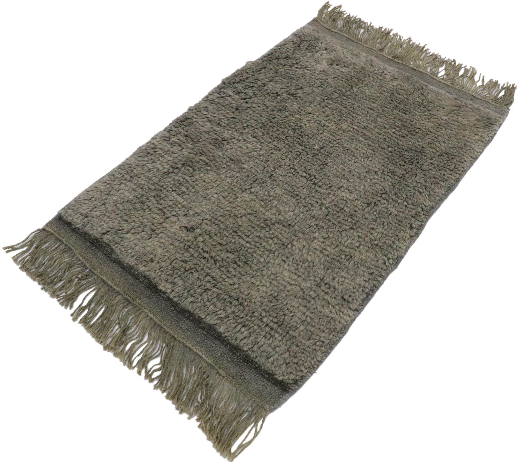 30602 Tappeto marocchino piccolo grigio, 002'00 x 03'02. I tappeti marocchini indiani moderni rappresentano una fusione tra la sensibilità del design contemporaneo e i motivi tradizionali del Marocco, spesso provenienti dall'India. Ispirate alle