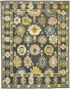 Zeitgenössischer grauer Oushak-Teppich mit erhabenem Design