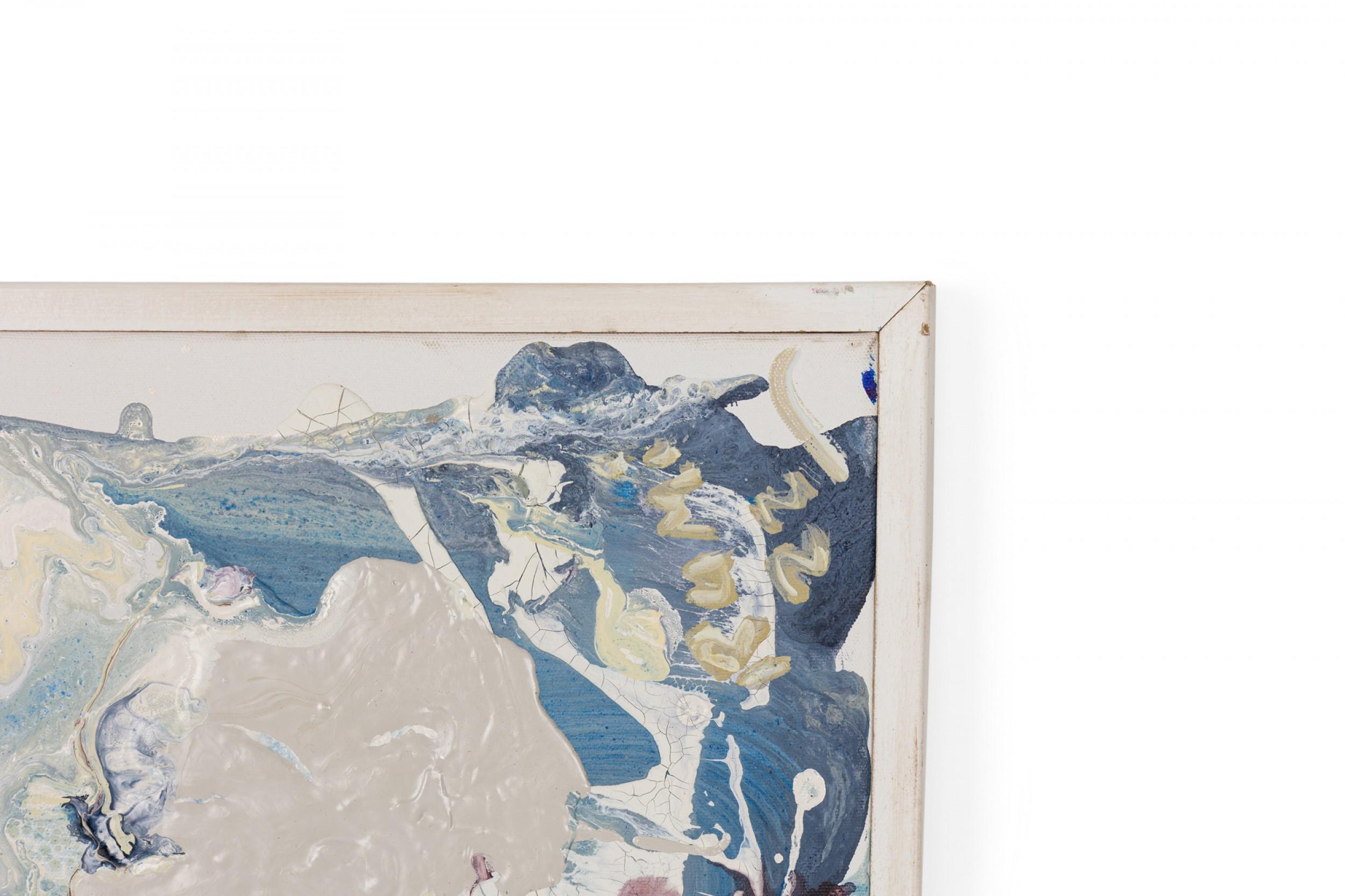 Quadro astratto contemporaneo multicolore con spesse pennellate di grigio, bianco, giallo e viola su tela tesa in una cornice di legno bianca. (