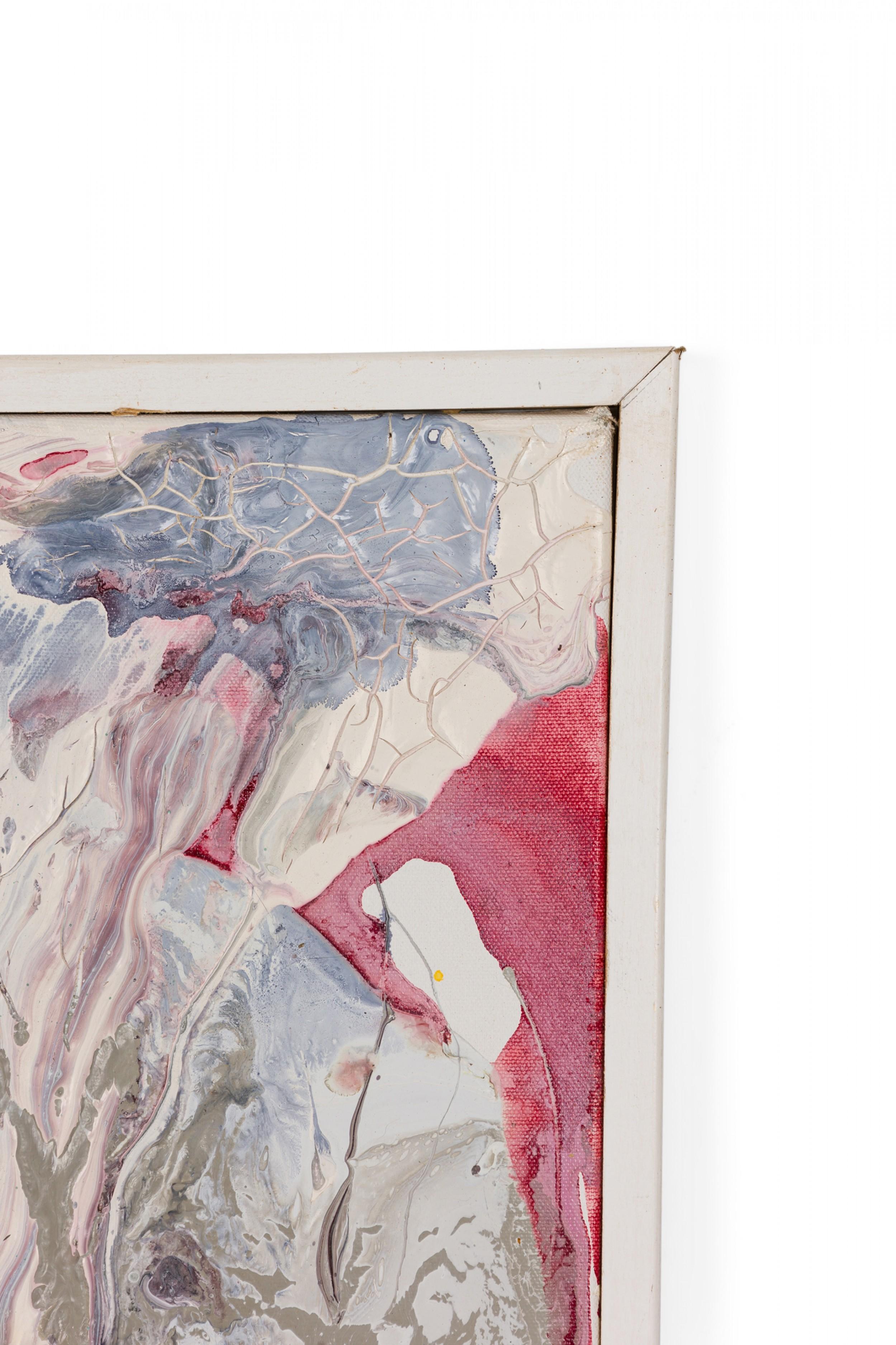 Quadro astratto contemporaneo multicolore con spesse pennellate in grigio, bianco, giallo e rosso su tela tesa in una cornice di legno bianca. (