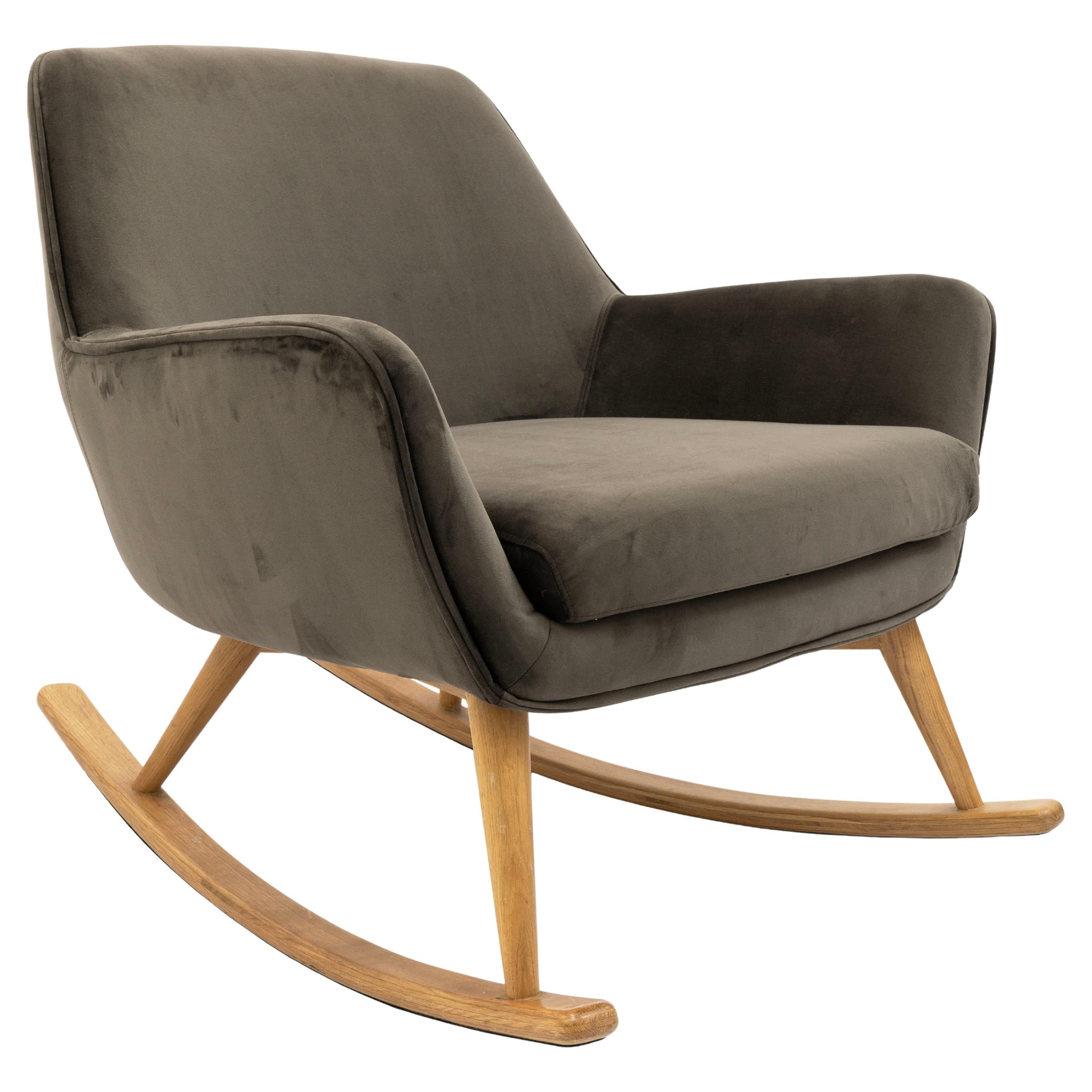 Contemporary Gray Velvet Upholstered Rocking Chair With Wooden Runners im Angebot