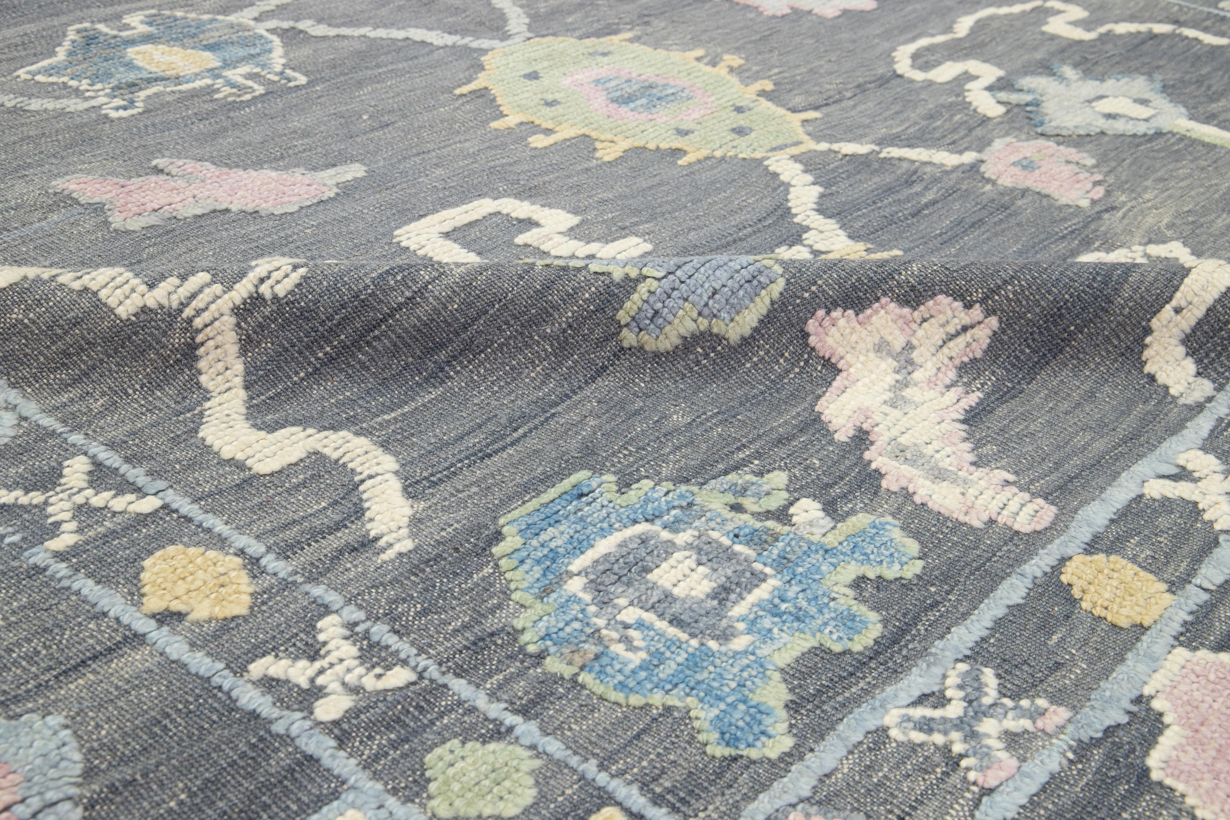 Alfombra Contemporánea De Lana Gris Turca Oushak Con Diseño Floral en venta 4