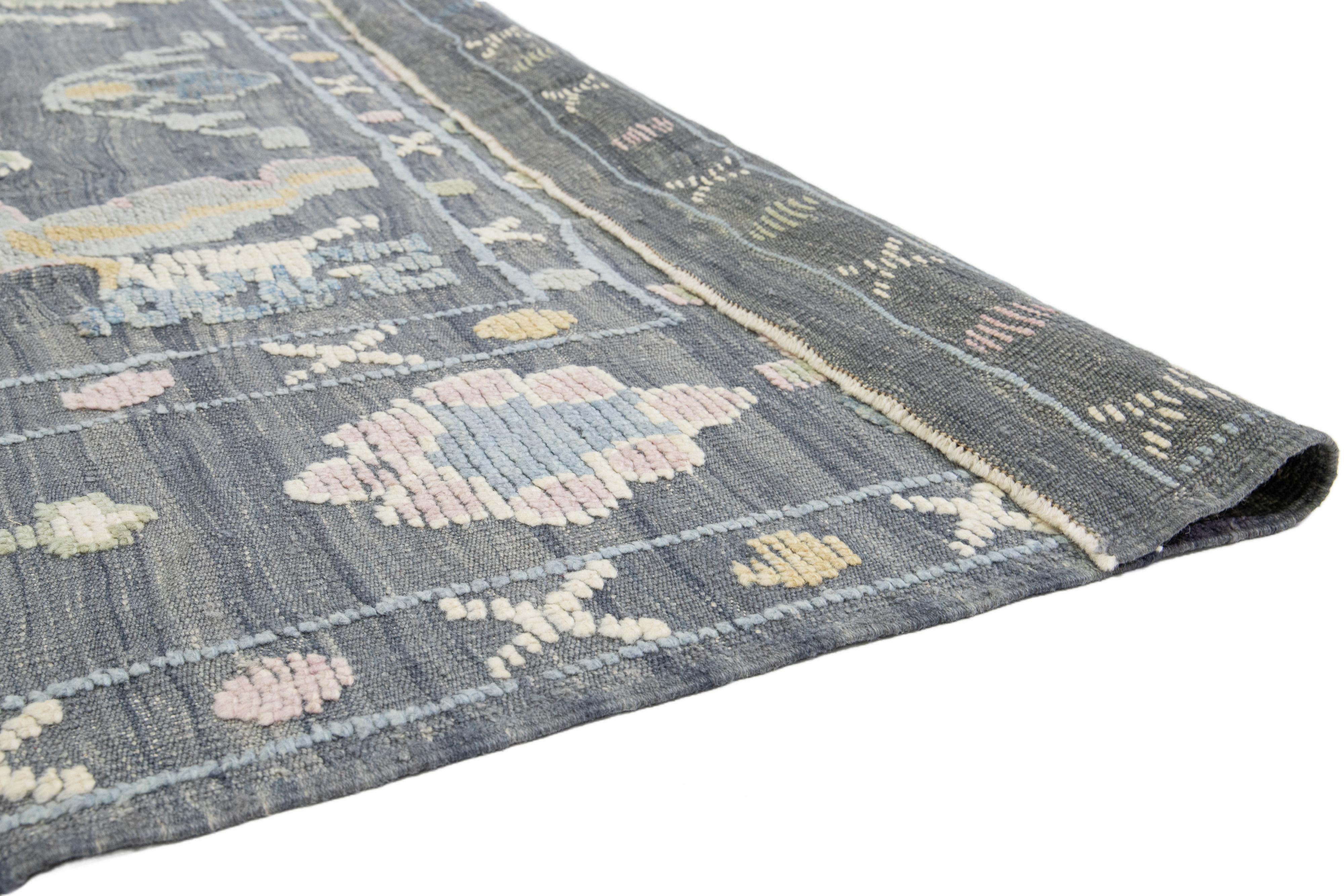 Alfombra Contemporánea De Lana Gris Turca Oushak Con Diseño Floral Turco en venta