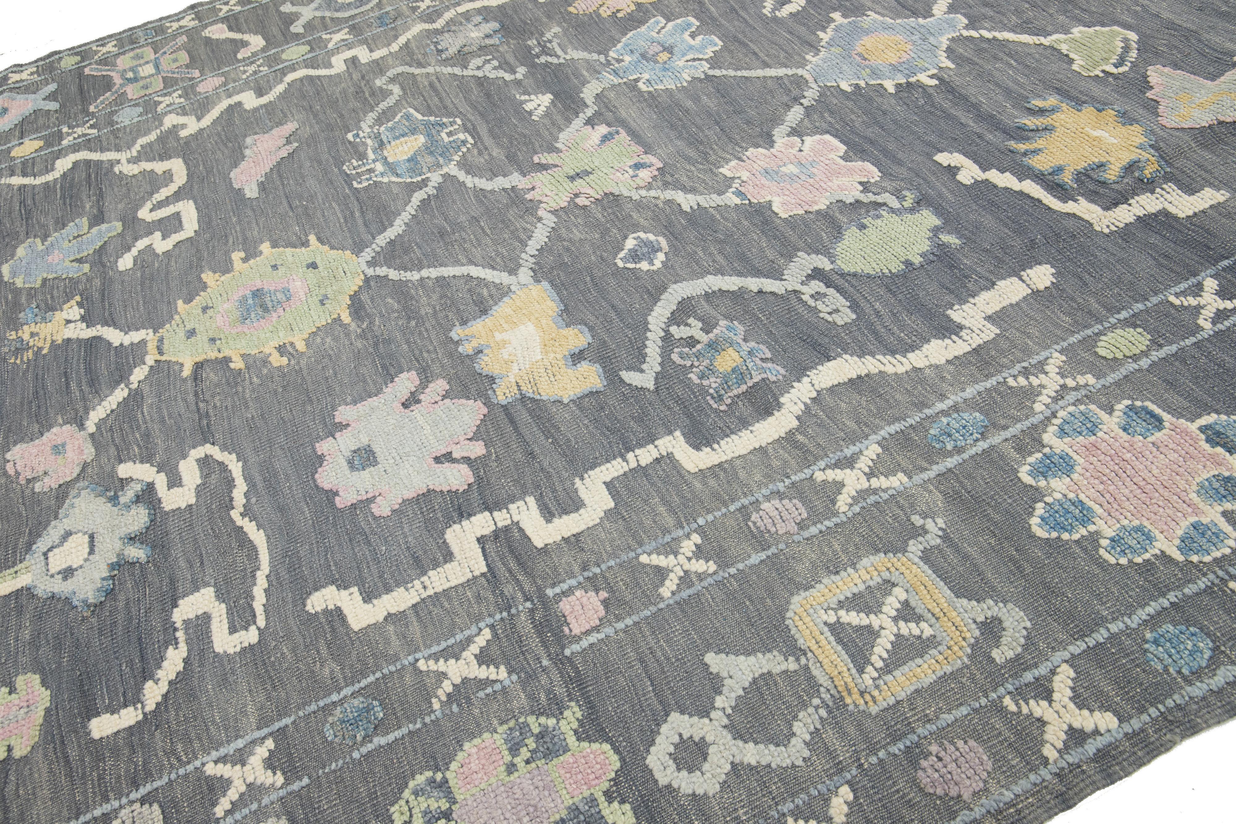 Alfombra Contemporánea De Lana Gris Turca Oushak Con Diseño Floral Anudado a mano en venta