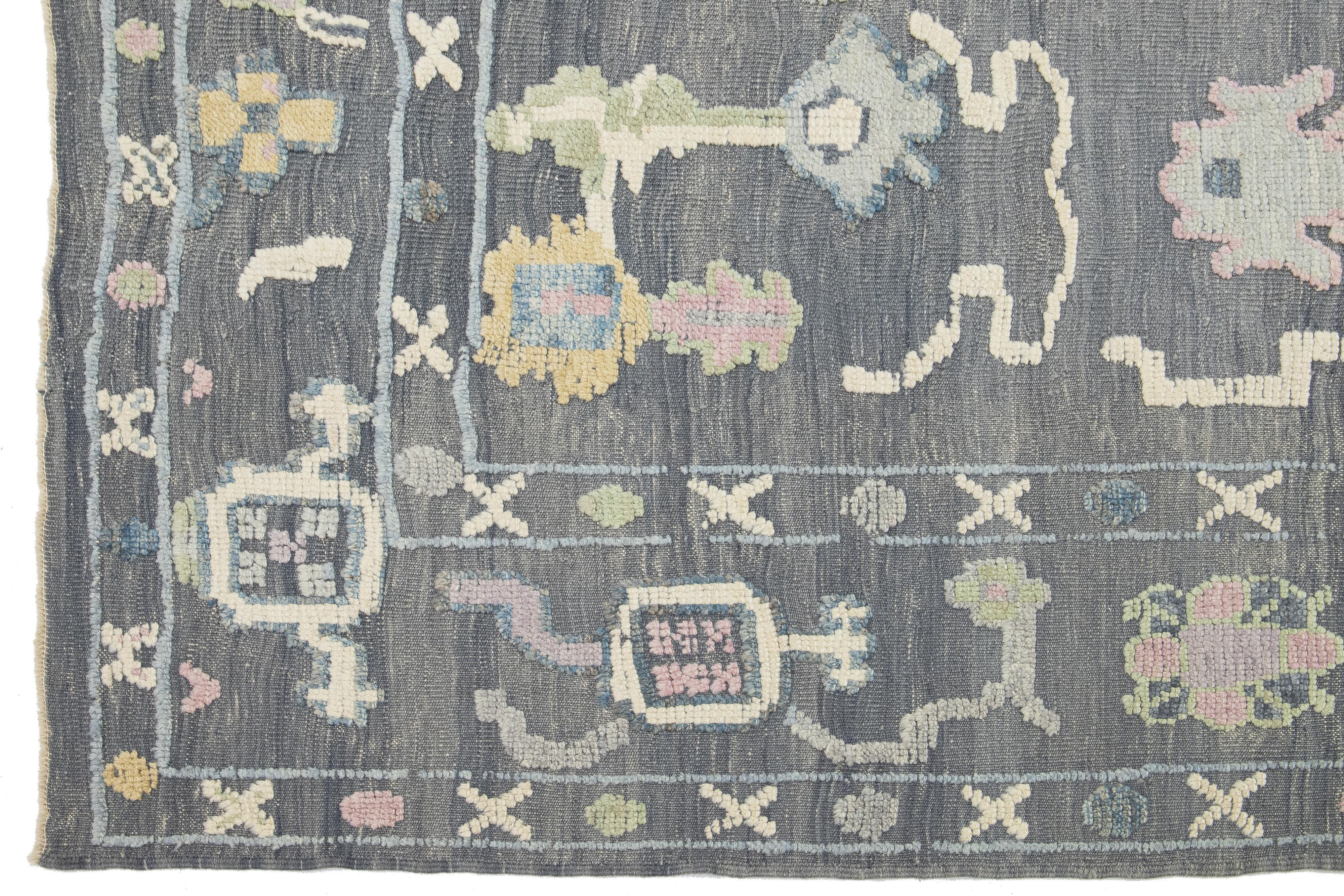 Alfombra Contemporánea De Lana Gris Turca Oushak Con Diseño Floral en venta 1