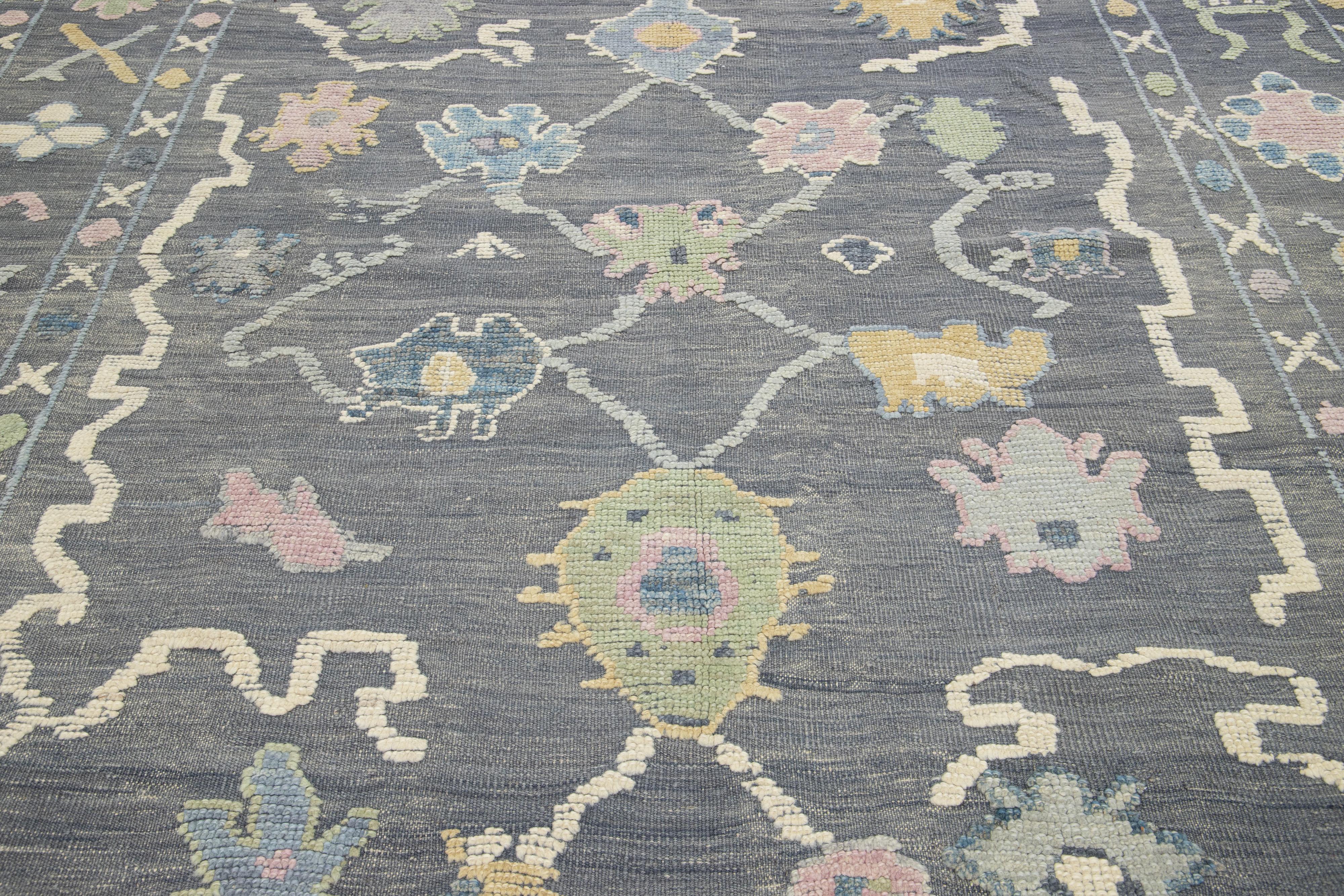 Alfombra Contemporánea De Lana Gris Turca Oushak Con Diseño Floral en venta 2