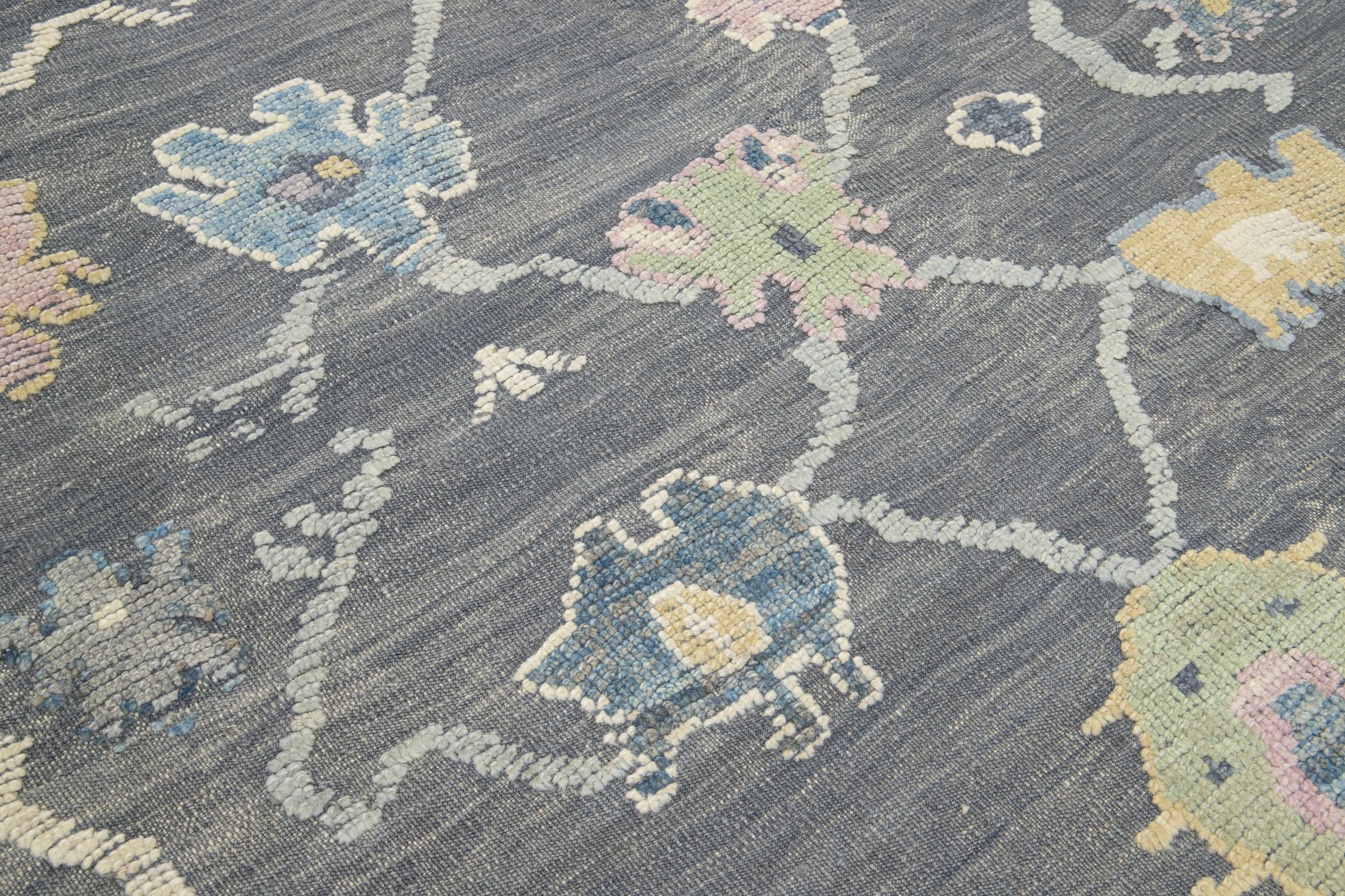 Alfombra Contemporánea De Lana Gris Turca Oushak Con Diseño Floral en venta 3